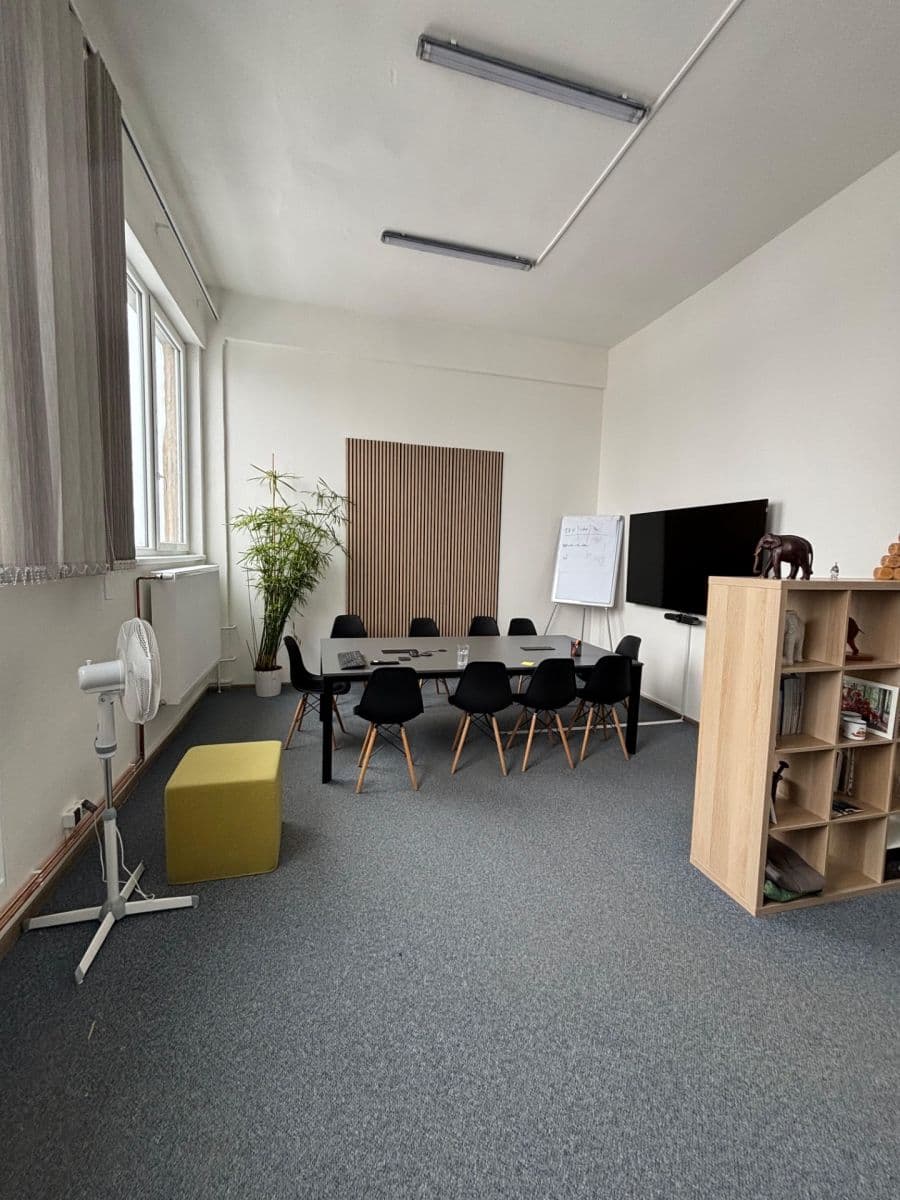 Pronájem nebytového prostoru 1.035 m², U Továren, Praha, Praha Pronájem nebytového prostoru 1.035 m², U Továren, Praha, Praha