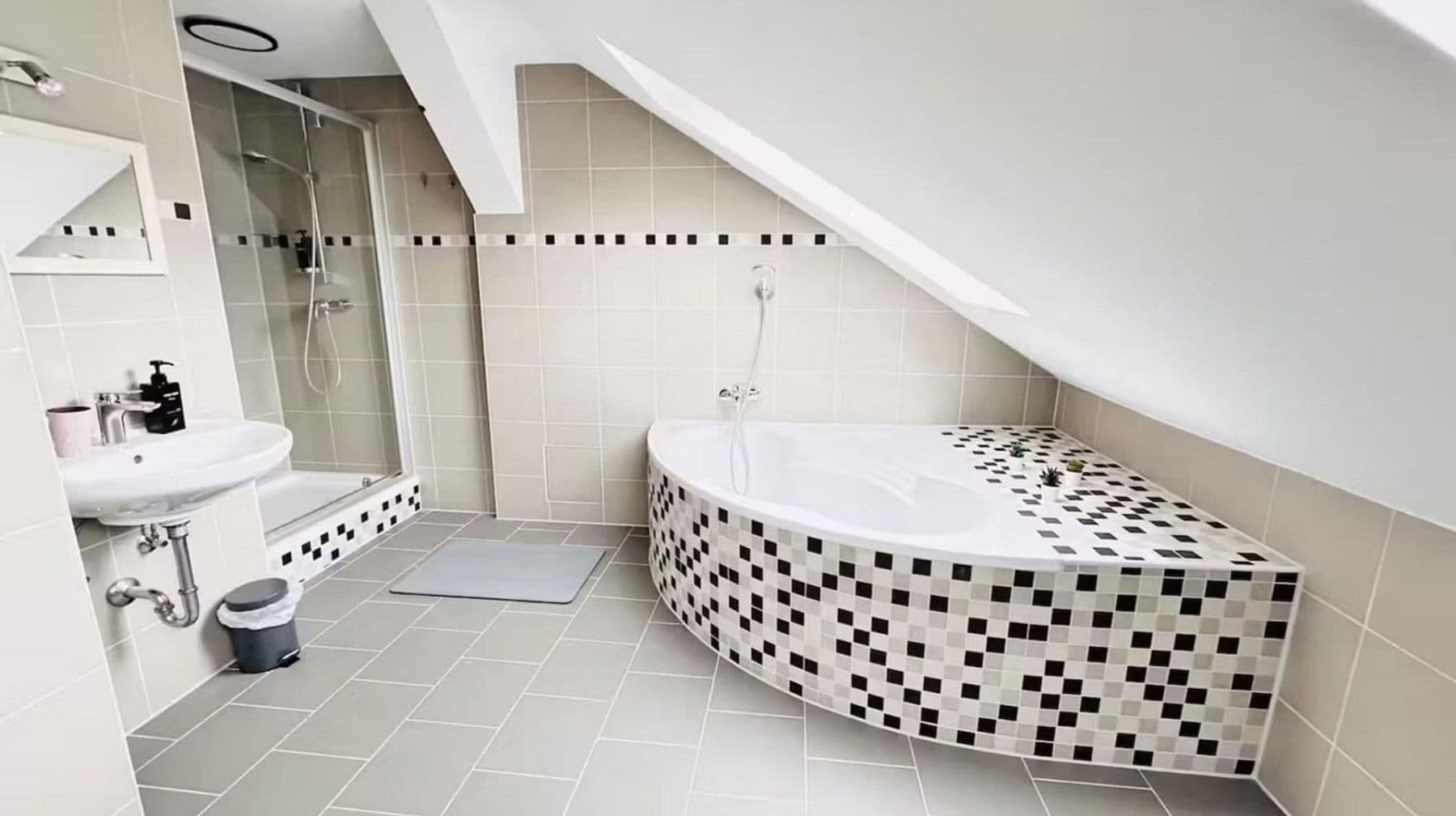 Pronájem bytu 3+kk 110 m², Blumenthalstraße 5, Pforzheim, Bádensko-Württembersko Pronájem bytu 3+kk 110 m², Blumenthalstraße 5, Pforzheim, Bádensko-Württembersko