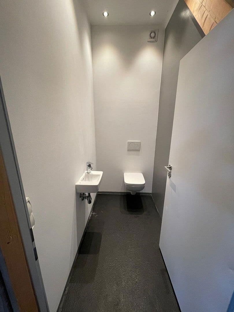 Pronájem nebytového prostoru 340 m², Gewerbebogen 11, Hemau, Bavorsko Pronájem nebytového prostoru 340 m², Gewerbebogen 11, Hemau, Bavorsko