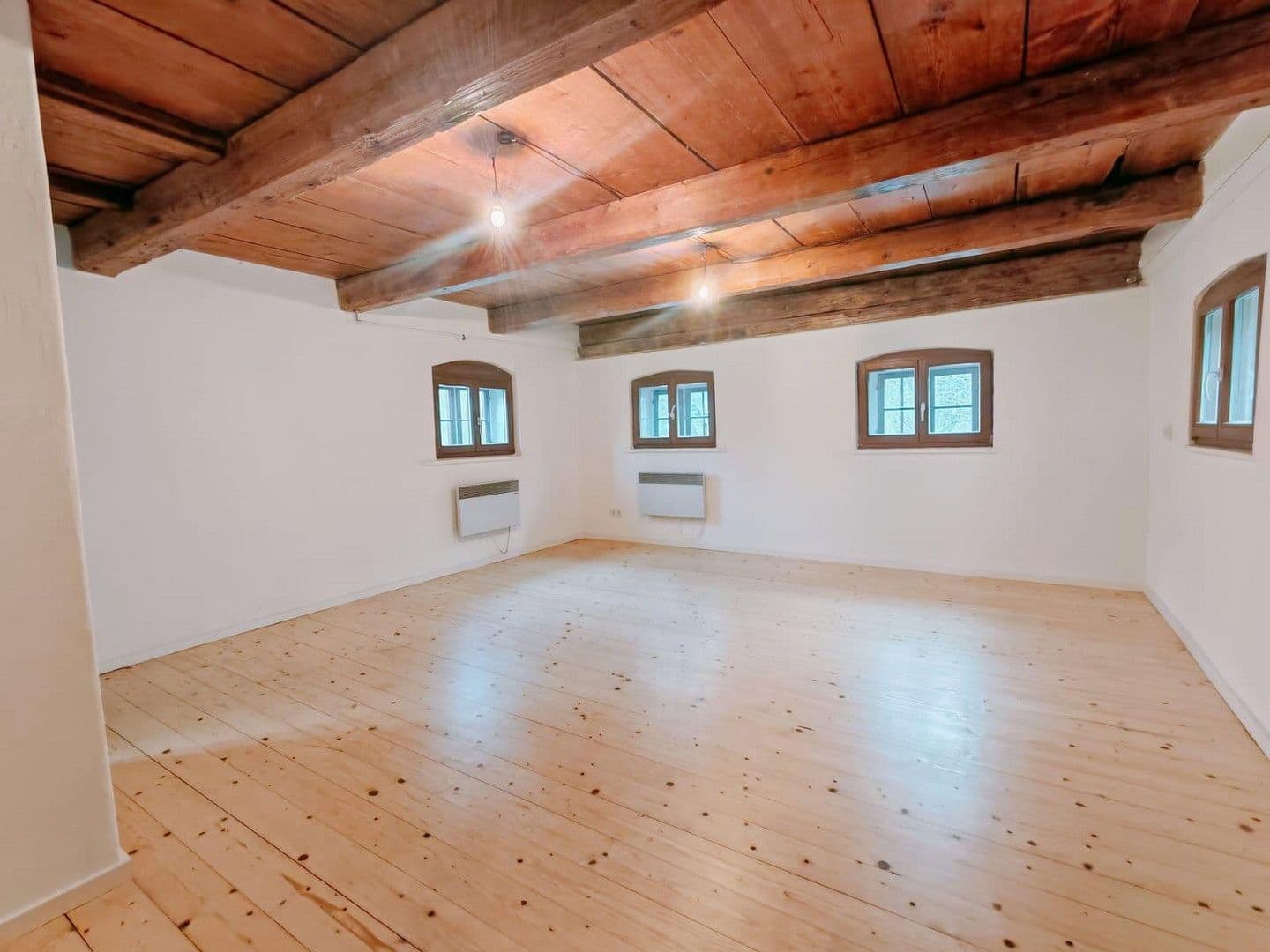 Pronájem domu 130 m², pozemek 2.678 m², Manthalstr. 2, Berg, Bavorsko Pronájem domu 130 m², pozemek 2.678 m², Manthalstr. 2, Berg, Bavorsko