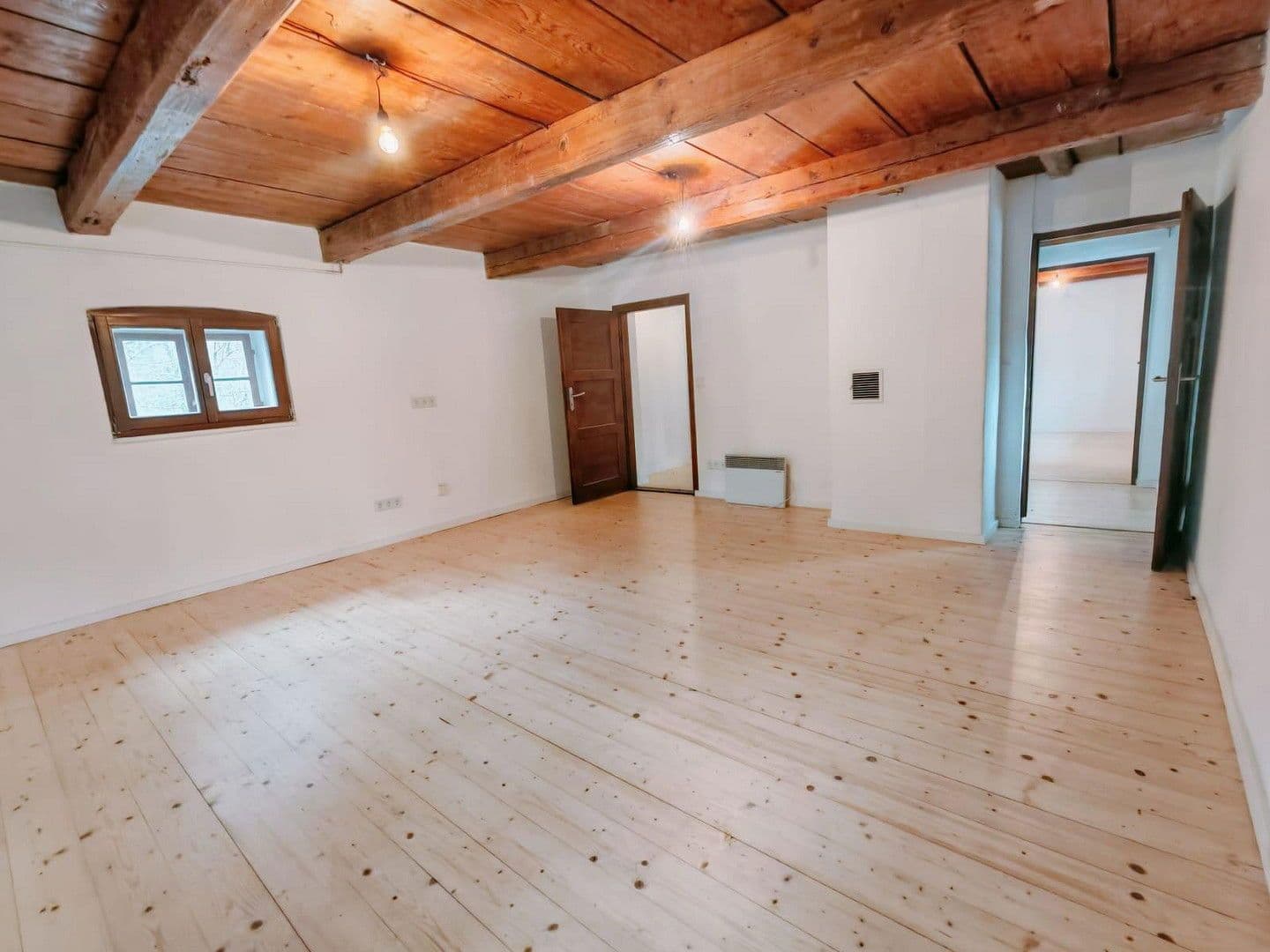 Pronájem domu 130 m², pozemek 2.678 m², Manthalstr. 2, Berg, Bavorsko Pronájem domu 130 m², pozemek 2.678 m², Manthalstr. 2, Berg, Bavorsko