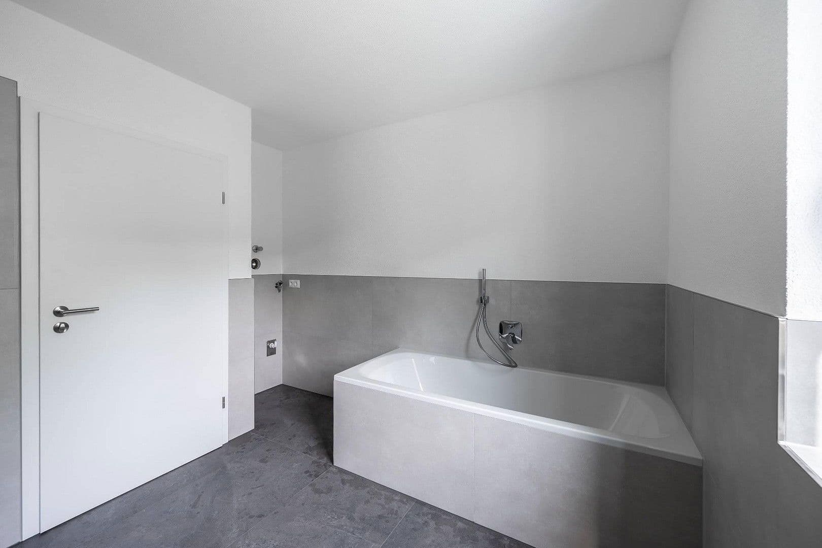 Pronájem bytu 4+1 110 m², Sulzbachstr. 50, Oberndorf am Neckar, Bádensko-Württembersko Pronájem bytu 4+1 110 m², Sulzbachstr. 50, Oberndorf am Neckar, Bádensko-Württembersko