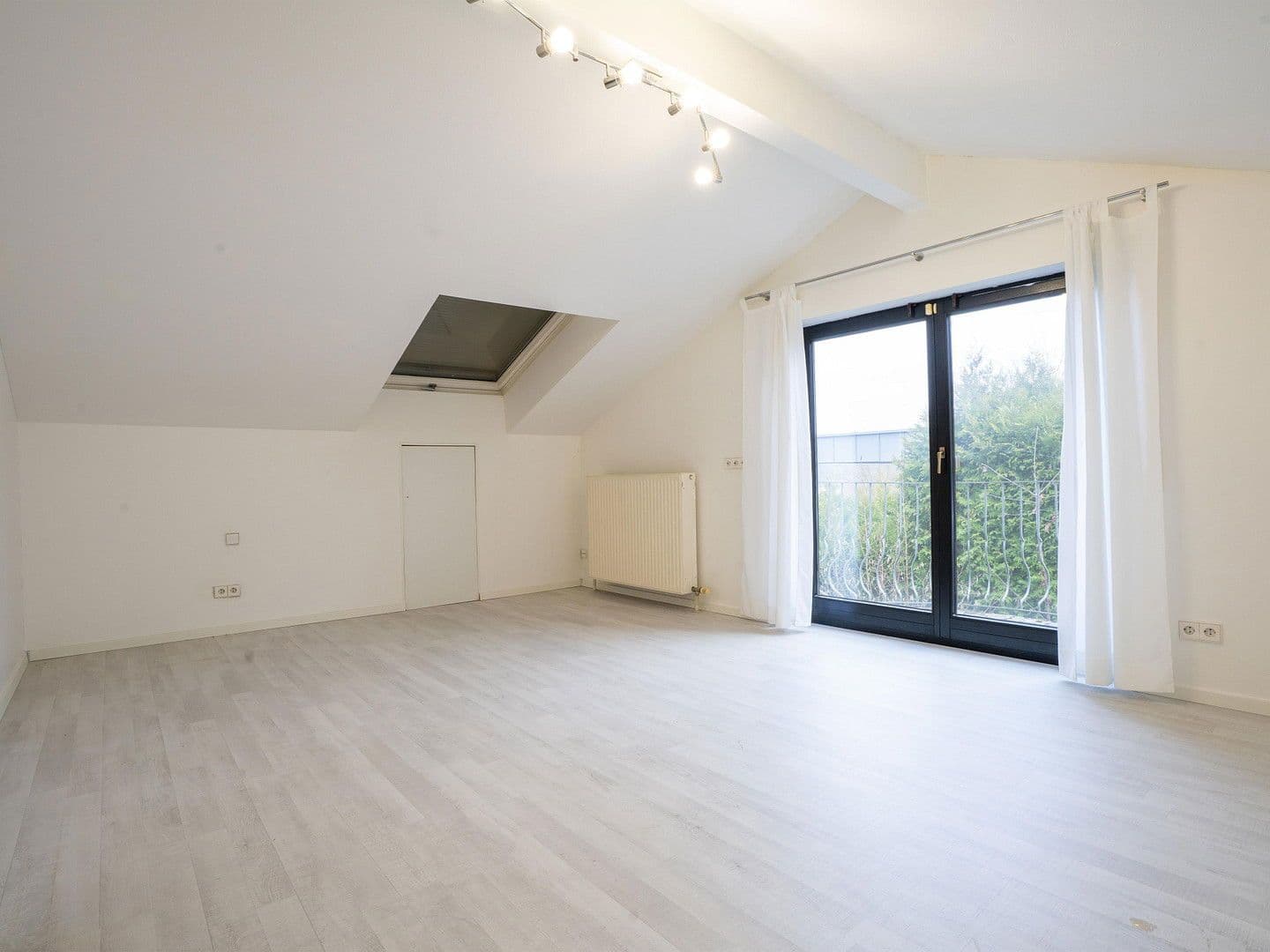 Prodej domu 332 m², pozemek 637 m², Untergruppenbach, Bádensko-Württembersko Prodej domu 332 m², pozemek 637 m², Untergruppenbach, Bádensko-Württembersko