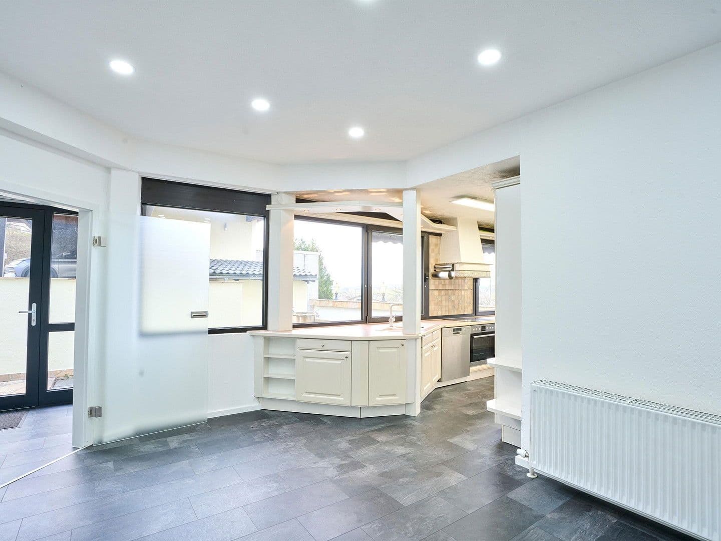 Prodej domu 332 m², pozemek 637 m², Untergruppenbach, Bádensko-Württembersko Prodej domu 332 m², pozemek 637 m², Untergruppenbach, Bádensko-Württembersko