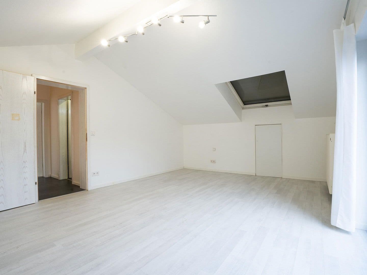 Prodej domu 332 m², pozemek 637 m², Untergruppenbach, Bádensko-Württembersko Prodej domu 332 m², pozemek 637 m², Untergruppenbach, Bádensko-Württembersko