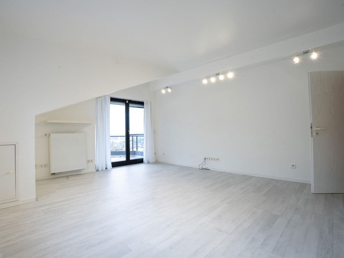 Prodej domu 332 m², pozemek 637 m², Untergruppenbach, Bádensko-Württembersko Prodej domu 332 m², pozemek 637 m², Untergruppenbach, Bádensko-Württembersko