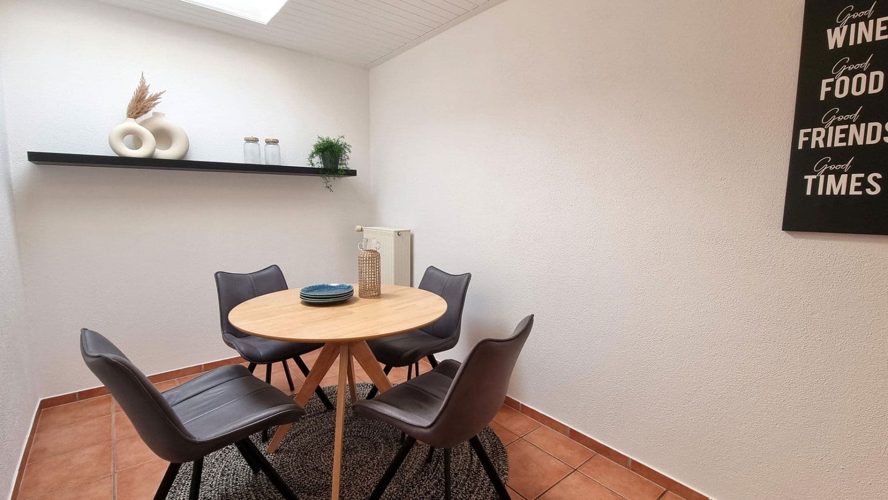 Prodej domu 207 m², pozemek 304 m², Ulmenweg 1/1, Mühlacker, Bádensko-Württembersko Prodej domu 207 m², pozemek 304 m², Ulmenweg 1/1, Mühlacker, Bádensko-Württembersko