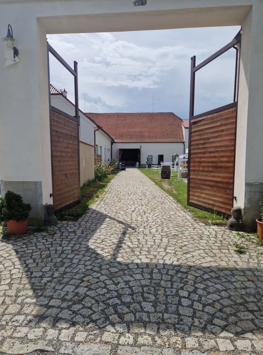 Pronájem nebytového prostoru 250 m², Husovo náměstí, Hostivice, Středočeský kraj Pronájem nebytového prostoru 250 m², Husovo náměstí, Hostivice, Středočeský kraj