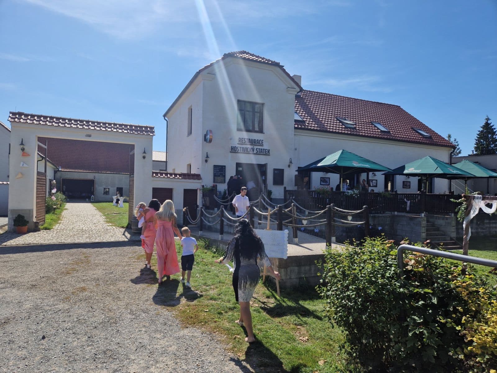 Pronájem nebytového prostoru 250 m², Husovo náměstí, Hostivice, Středočeský kraj Pronájem nebytového prostoru 250 m², Husovo náměstí, Hostivice, Středočeský kraj