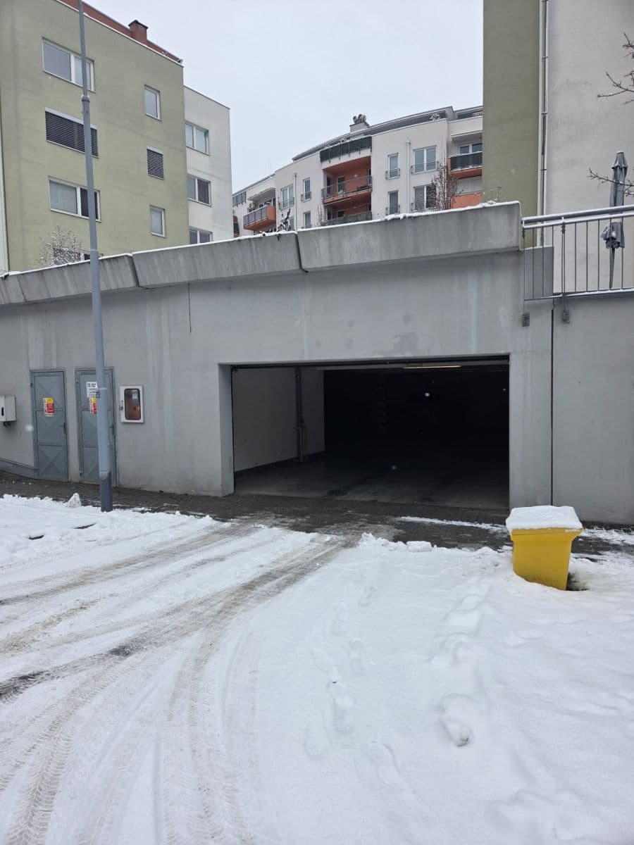 Pronájem garáže 25 m², Přírodní, Brno, Jihomoravský kraj Pronájem garáže 25 m², Přírodní, Brno, Jihomoravský kraj