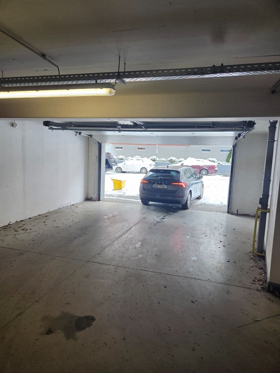 Pronájem garáže 25 m², Přírodní, Brno, Jihomoravský kraj Pronájem garáže 25 m², Přírodní, Brno, Jihomoravský kraj