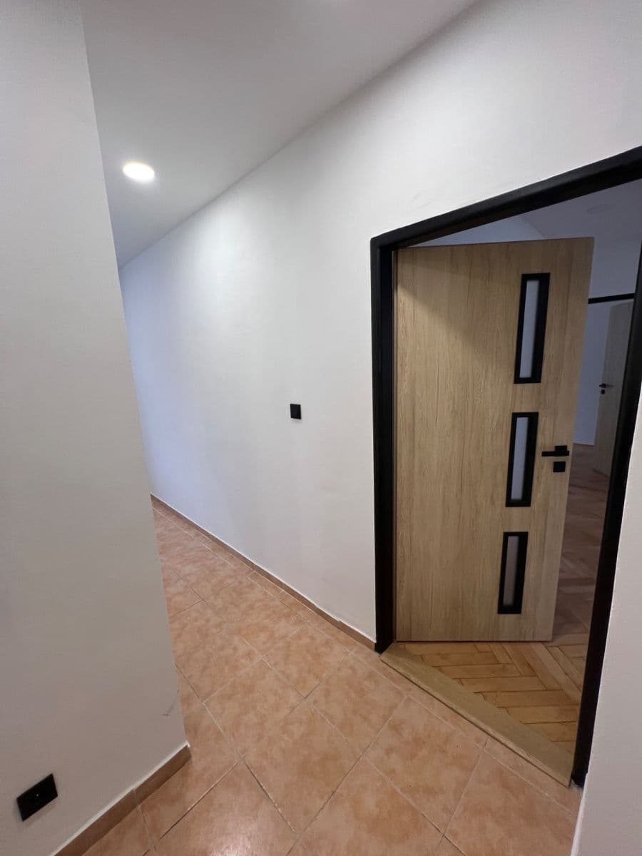 Pronájem bytu 3+1 73 m², Šmeralova, Karlovy Vary, Karlovarský kraj Pronájem bytu 3+1 73 m², Šmeralova, Karlovy Vary, Karlovarský kraj