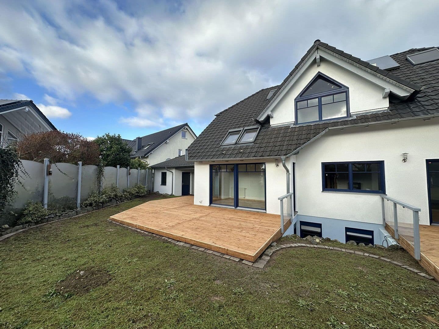 Prodej domu 310 m², pozemek 576 m², St. Leon-Rot, Bádensko-Württembersko Prodej domu 310 m², pozemek 576 m², St. Leon-Rot, Bádensko-Württembersko