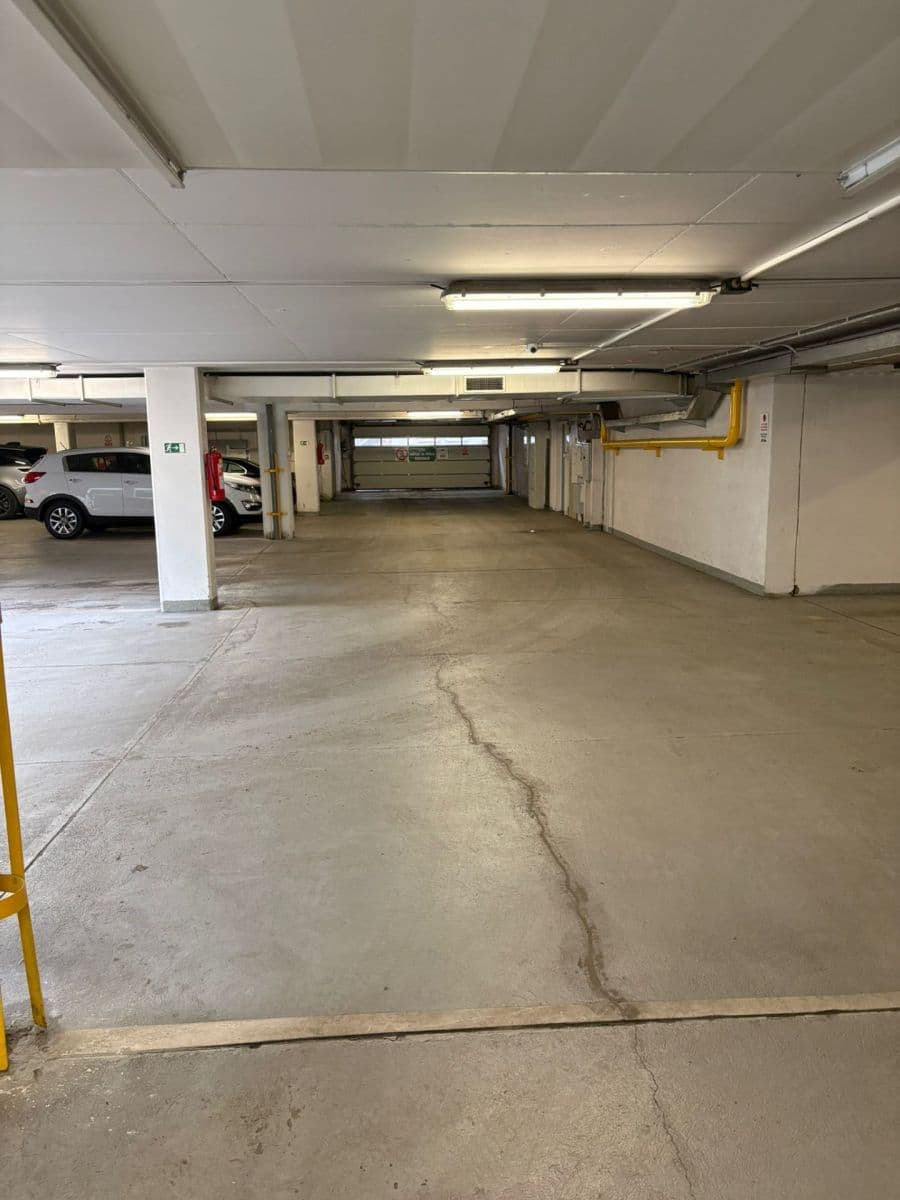 Pronájem garáže 10 m², Jeseniova, Praha, Praha Pronájem garáže 10 m², Jeseniova, Praha, Praha