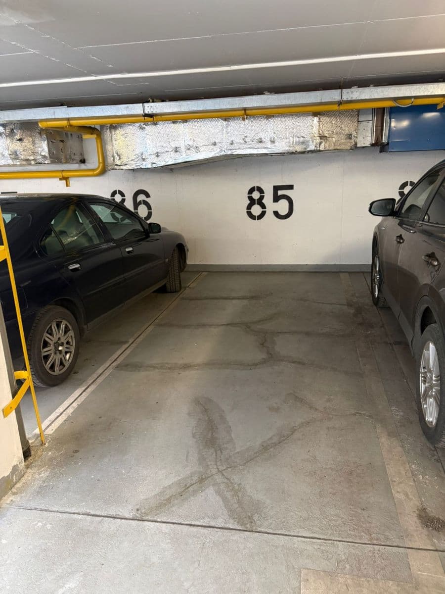 Pronájem garáže 10 m², Jeseniova, Praha, Praha Pronájem garáže 10 m², Jeseniova, Praha, Praha