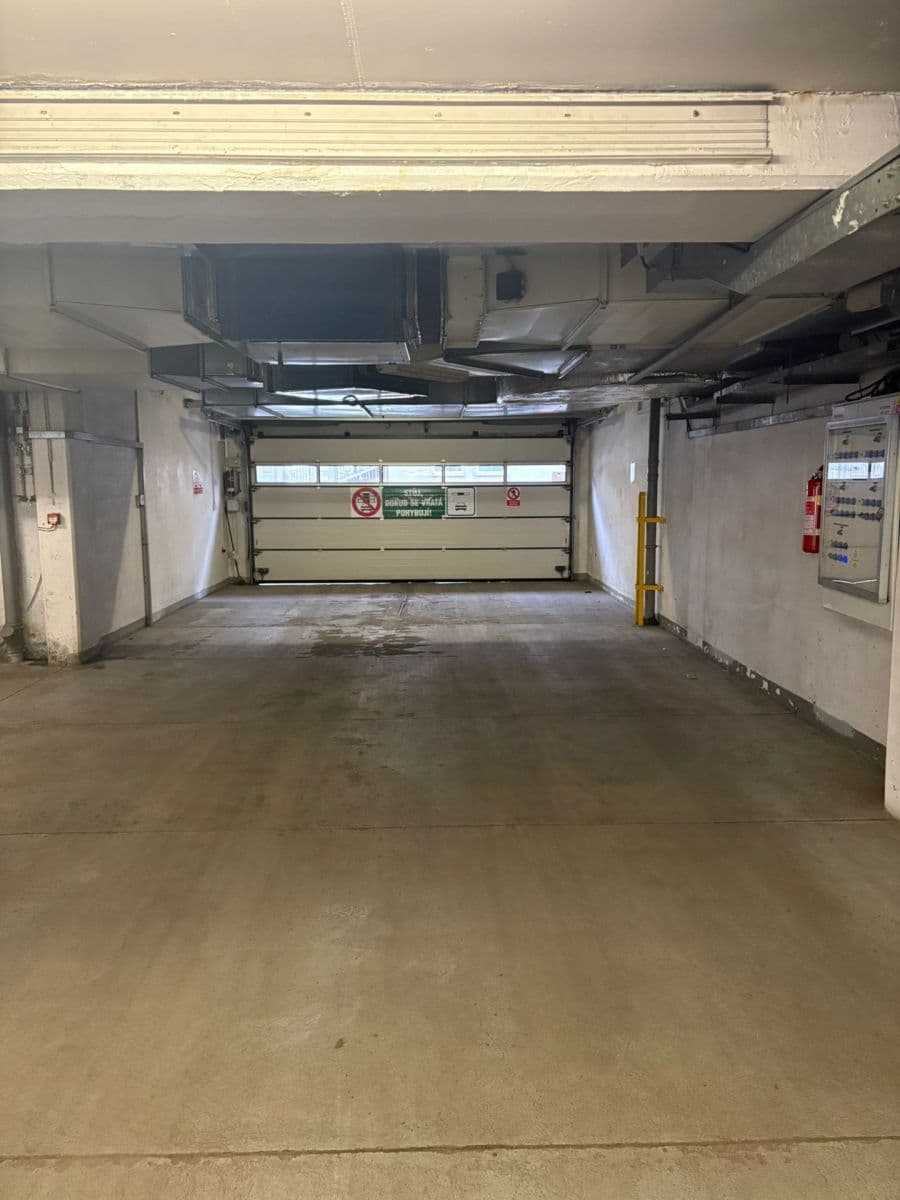 Pronájem garáže 10 m², Jeseniova, Praha, Praha Pronájem garáže 10 m², Jeseniova, Praha, Praha