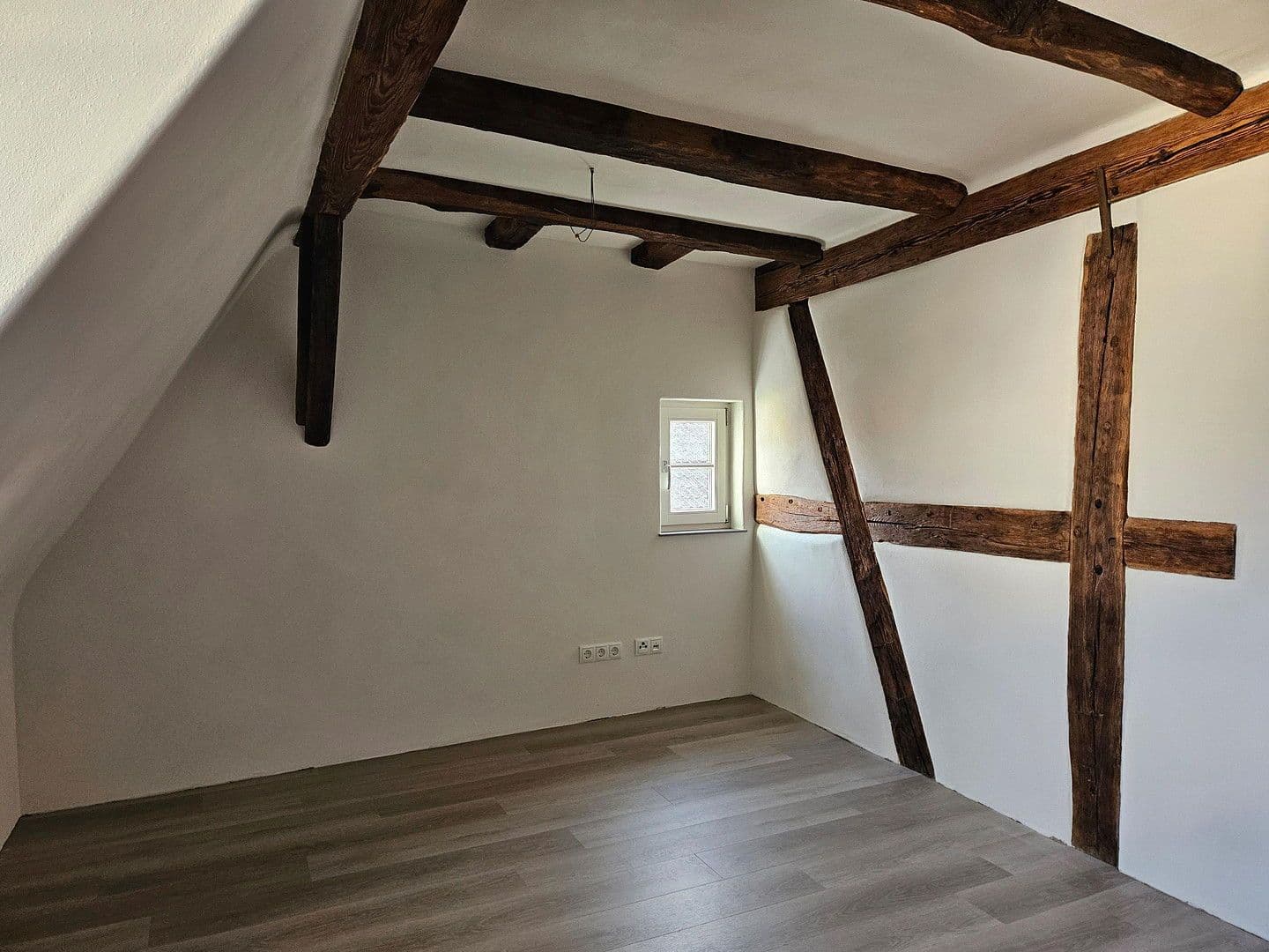 Pronájem bytu 5+1 128 m², Mühlacker, Bádensko-Württembersko Pronájem bytu 5+1 128 m², Mühlacker, Bádensko-Württembersko