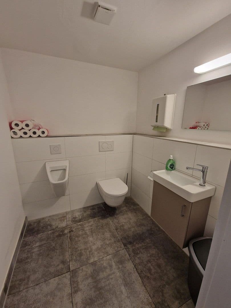 Prodej nebytového prostoru 1.213 m², Schleifweg 1b, Uttenreuth, Bavorsko Prodej nebytového prostoru 1.213 m², Schleifweg 1b, Uttenreuth, Bavorsko