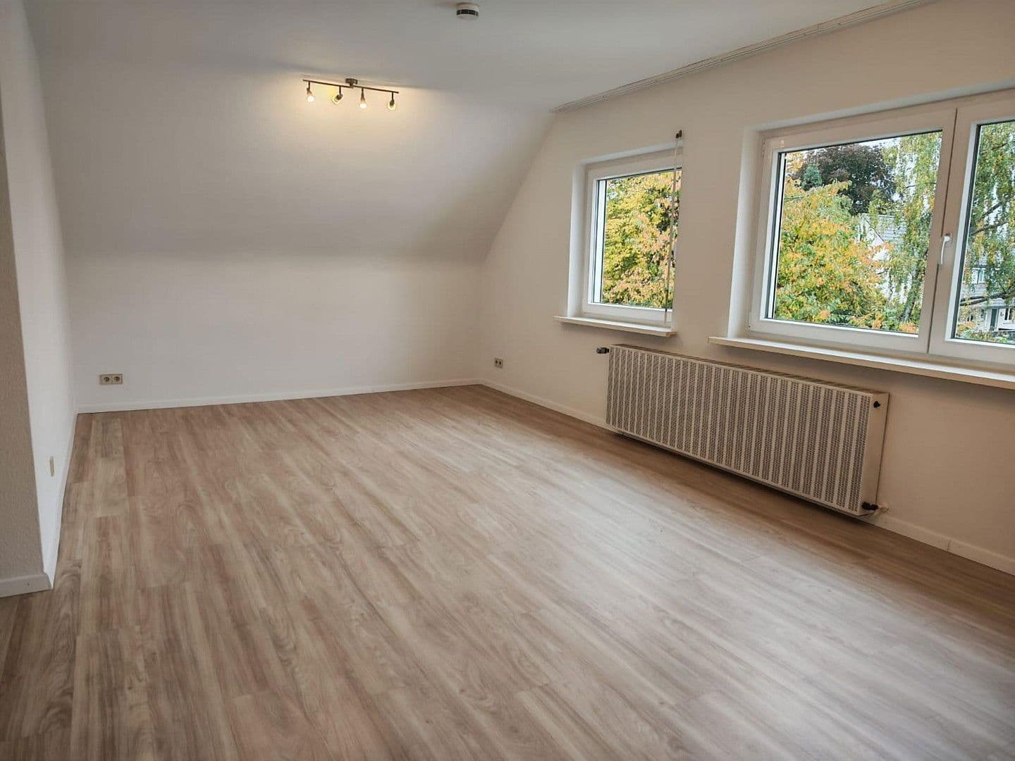 Pronájem bytu 3+1 83 m², Stuttgart, Bádensko-Württembersko Pronájem bytu 3+1 83 m², Stuttgart, Bádensko-Württembersko