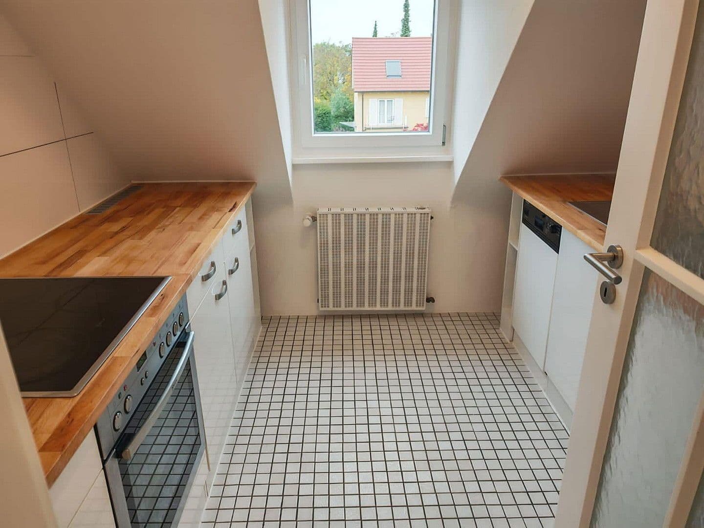 Pronájem bytu 3+1 83 m², Stuttgart, Bádensko-Württembersko Pronájem bytu 3+1 83 m², Stuttgart, Bádensko-Württembersko