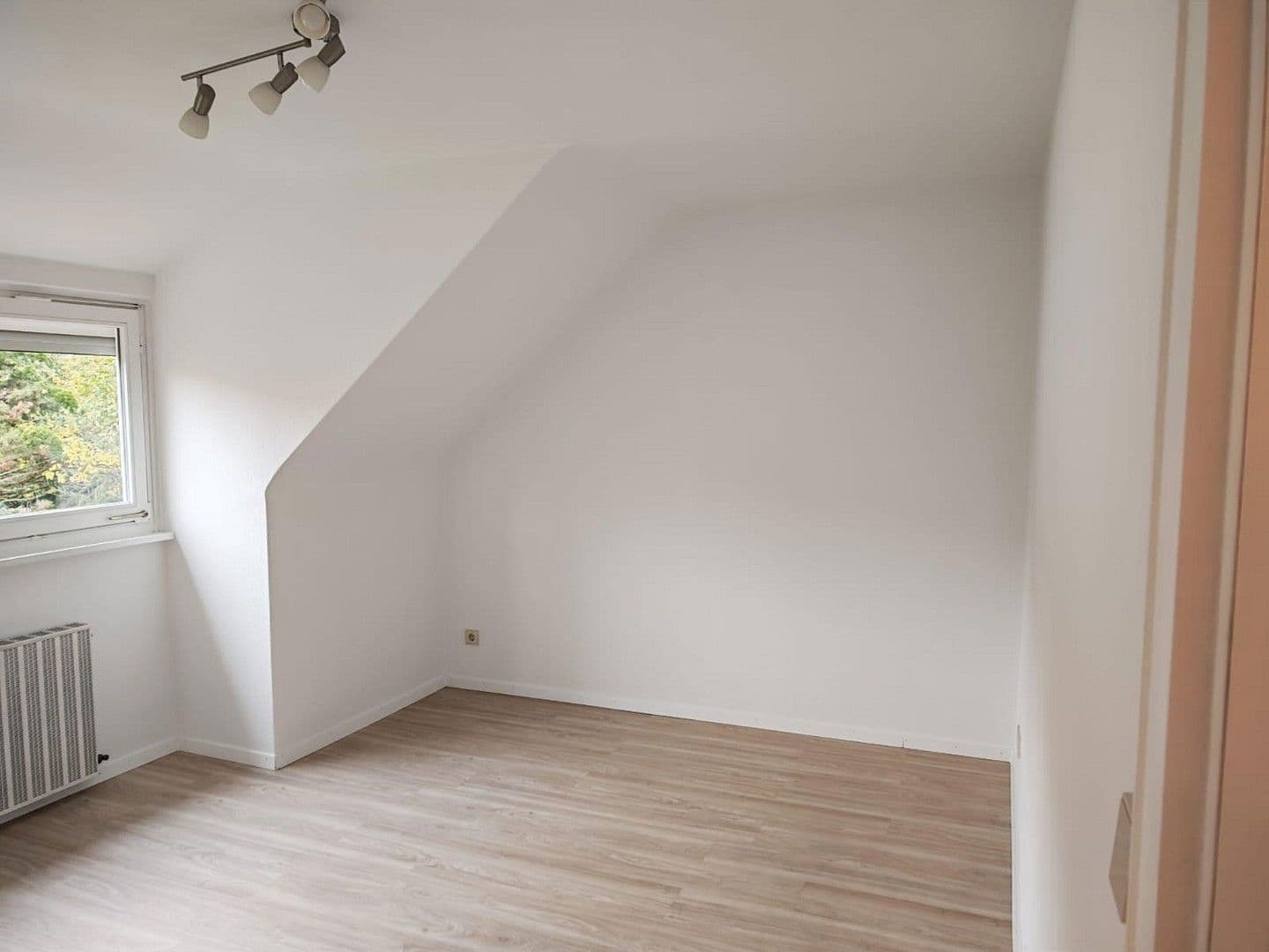 Pronájem bytu 3+1 83 m², Stuttgart, Bádensko-Württembersko Pronájem bytu 3+1 83 m², Stuttgart, Bádensko-Württembersko