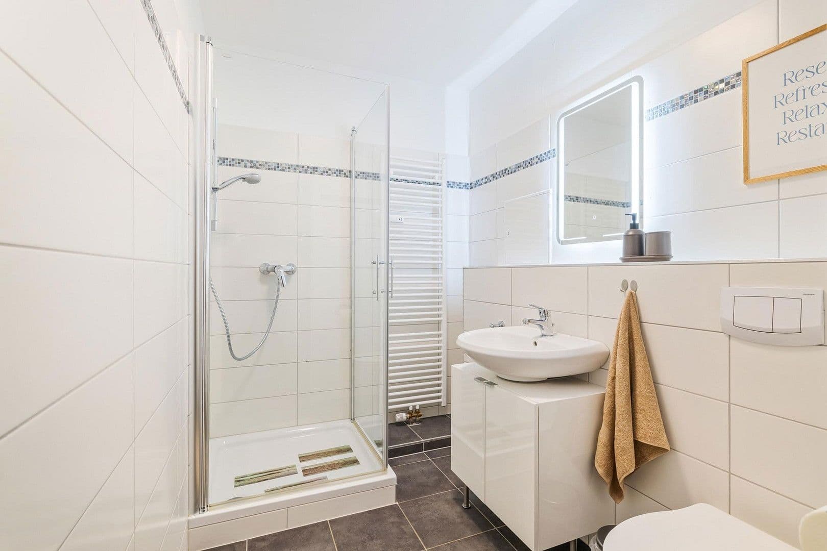 Pronájem bytu 1+kk 54 m², Görlitzer Str. 2, Hochheim, Hessen Pronájem bytu 1+kk 54 m², Görlitzer Str. 2, Hochheim, Hessen