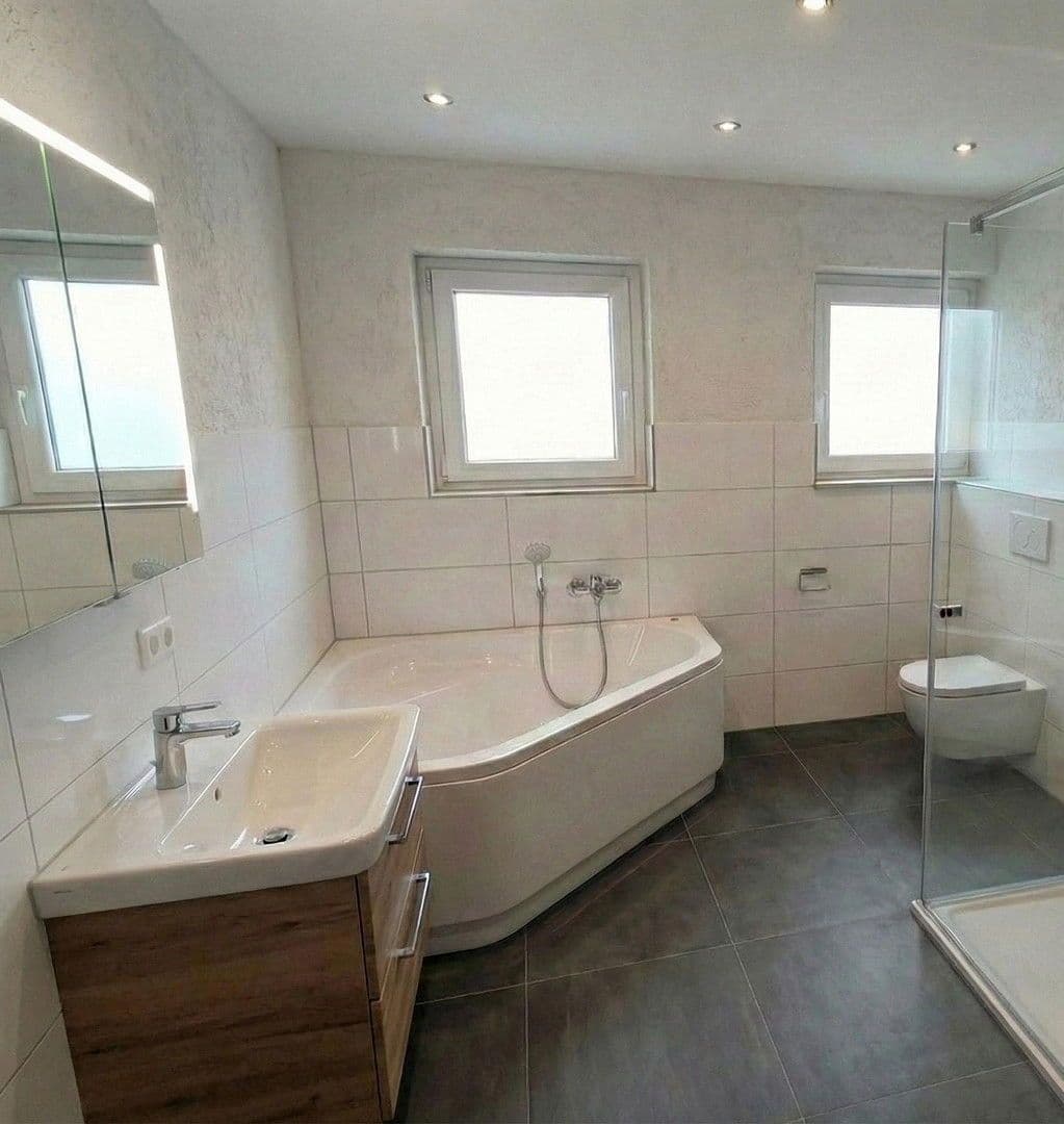 Pronájem bytu 4+1 86 m², Haslach im Kinzigtal, Bádensko-Württembersko Pronájem bytu 4+1 86 m², Haslach im Kinzigtal, Bádensko-Württembersko