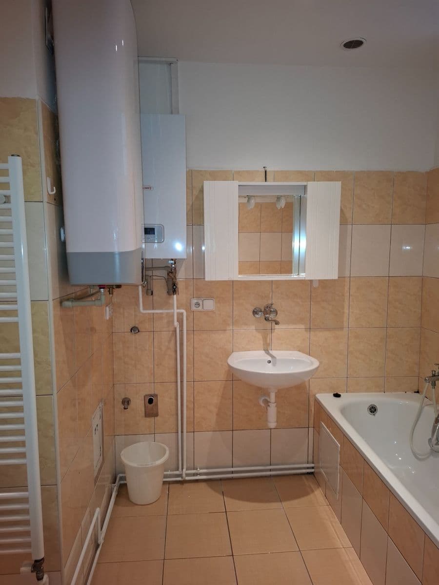 Pronájem bytu 1+1 39 m², Zborovské náměstí, Pardubice, Pardubický kraj Pronájem bytu 1+1 39 m², Zborovské náměstí, Pardubice, Pardubický kraj