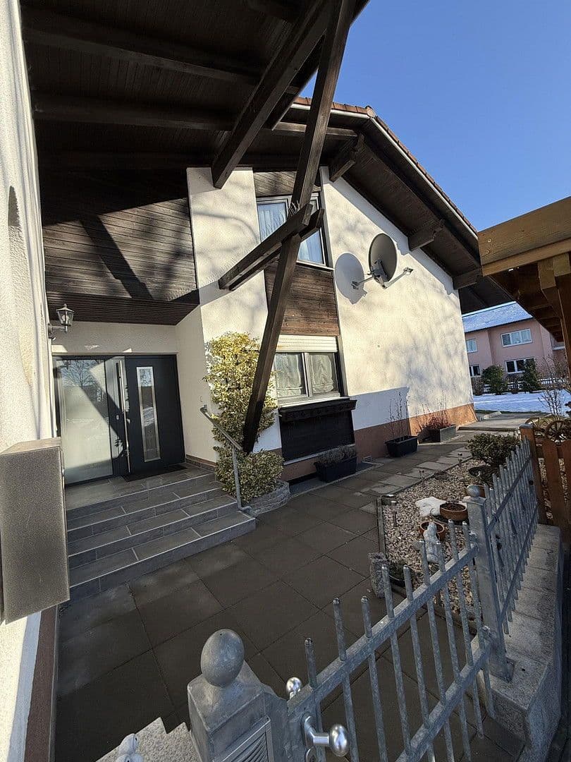 Prodej domu 225 m², pozemek 812 m², Landau an der Isar, Bavorsko Prodej domu 225 m², pozemek 812 m², Landau an der Isar, Bavorsko