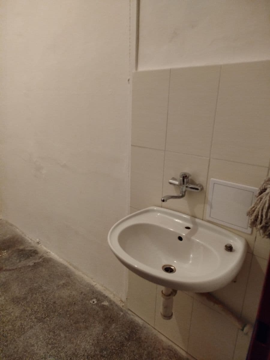 Pronájem nebytového prostoru 86 m², Husovo náměstí, Lysá nad Labem, Středočeský kraj Pronájem nebytového prostoru 86 m², Husovo náměstí, Lysá nad Labem, Středočeský kraj