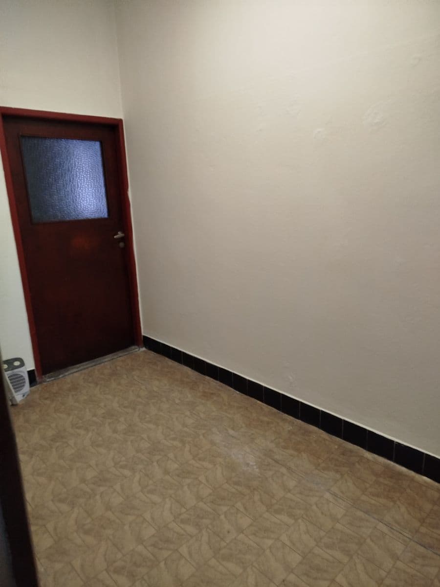 Pronájem nebytového prostoru 86 m², Husovo náměstí, Lysá nad Labem, Středočeský kraj Pronájem nebytového prostoru 86 m², Husovo náměstí, Lysá nad Labem, Středočeský kraj