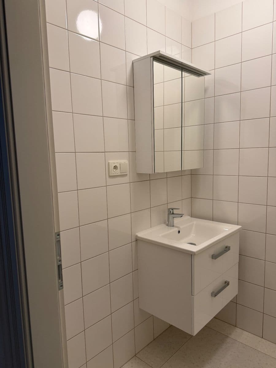 Pronájem bytu 1+kk 30 m², 28. pluku, Praha, Praha Pronájem bytu 1+kk 30 m², 28. pluku, Praha, Praha