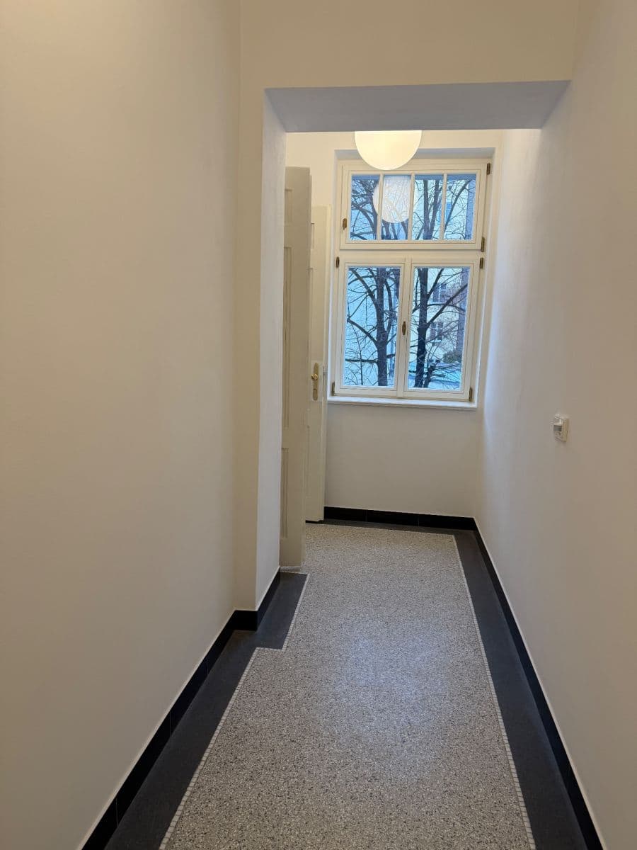 Pronájem bytu 1+kk 30 m², 28. pluku, Praha, Praha Pronájem bytu 1+kk 30 m², 28. pluku, Praha, Praha