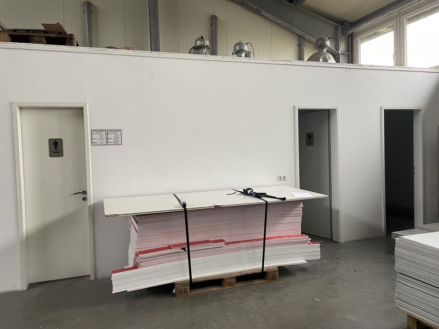 Pronájem nebytového prostoru 380 m², Lohwiese 11, Scheuring, Bavorsko Pronájem nebytového prostoru 380 m², Lohwiese 11, Scheuring, Bavorsko