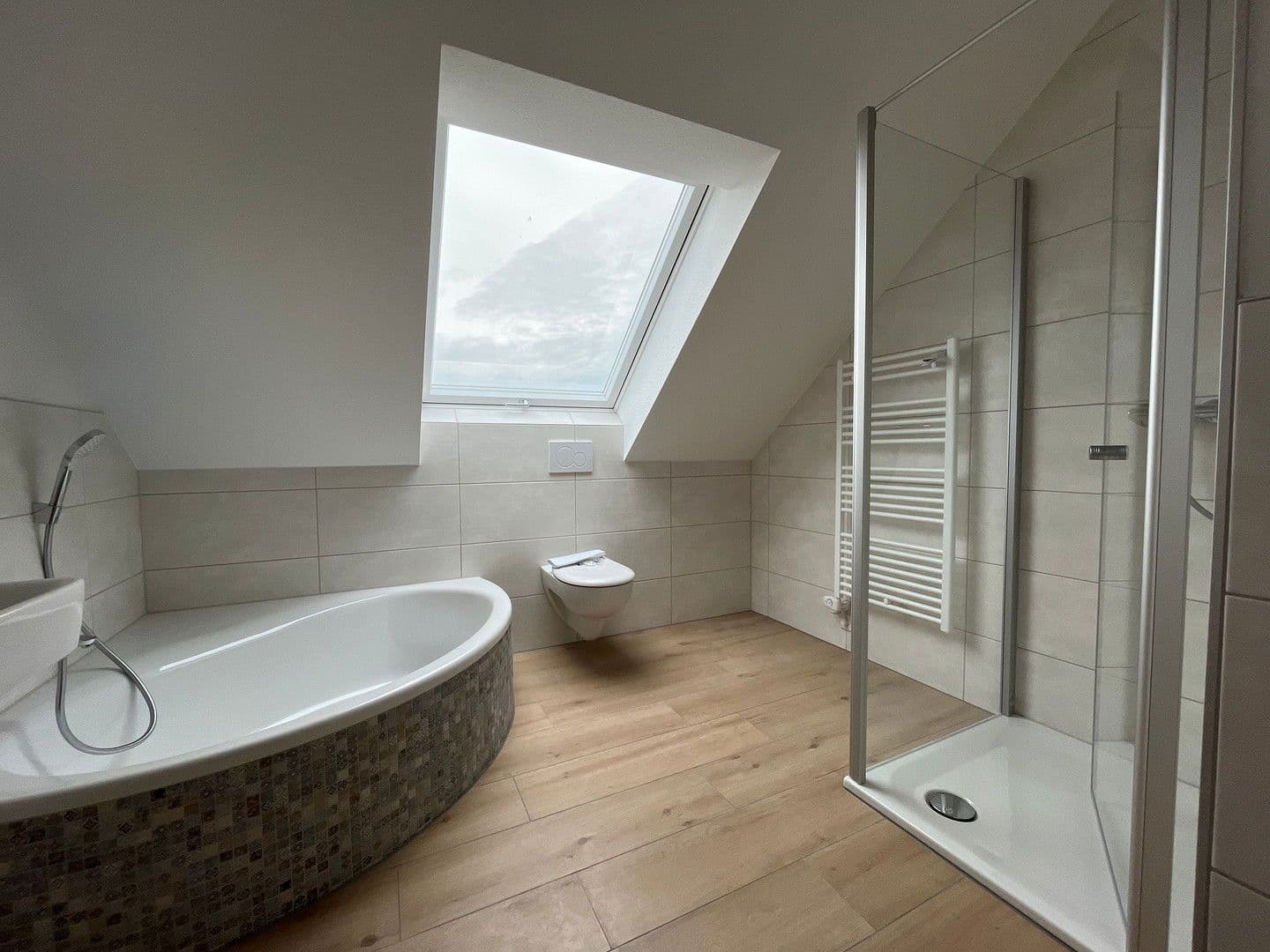 Pronájem domu 144 m², pozemek 252 m², Haibach, Bavorsko Pronájem domu 144 m², pozemek 252 m², Haibach, Bavorsko