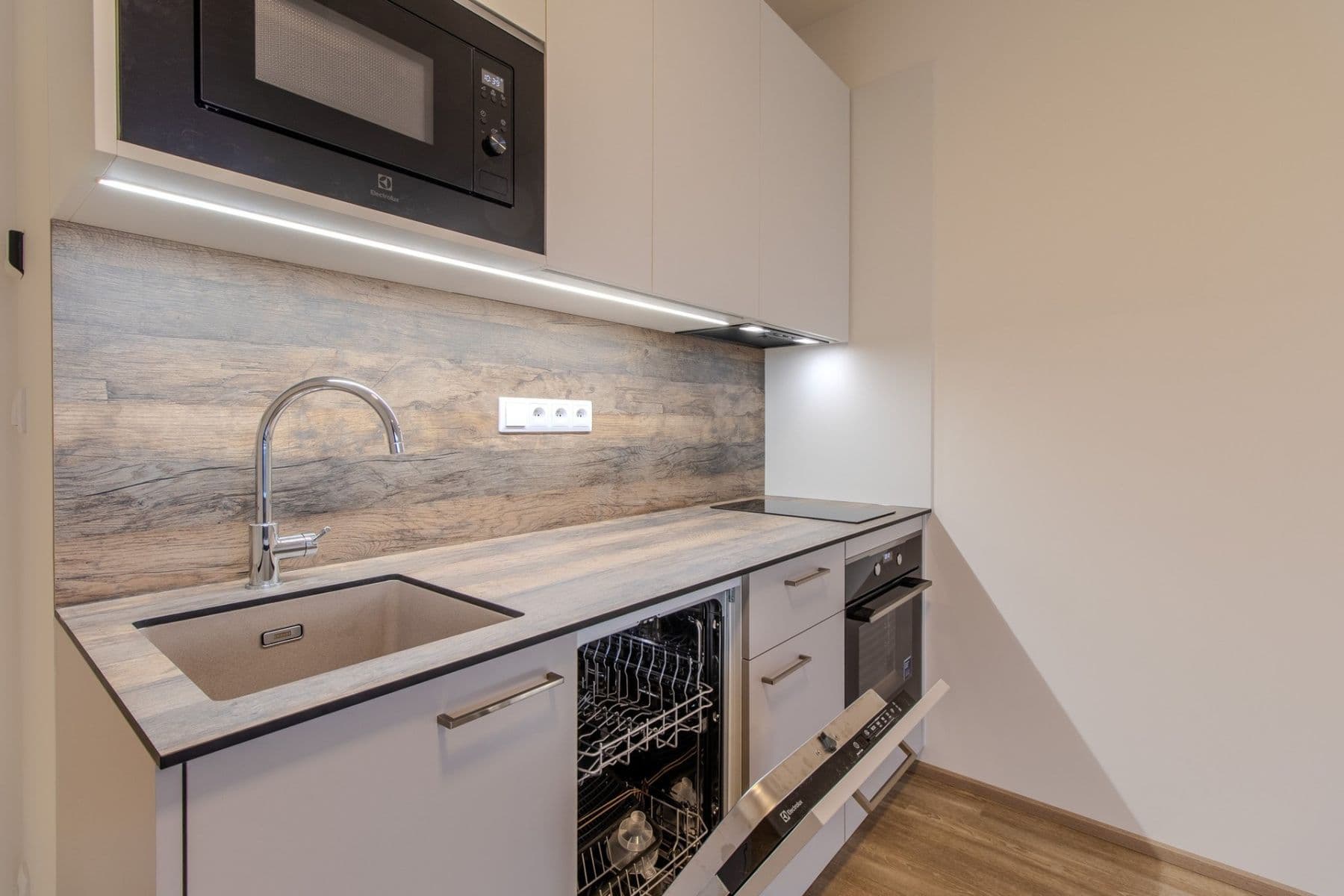 Pronájem bytu 1+kk 30 m², Poděbradská, Praha, Praha Pronájem bytu 1+kk 30 m², Poděbradská, Praha, Praha