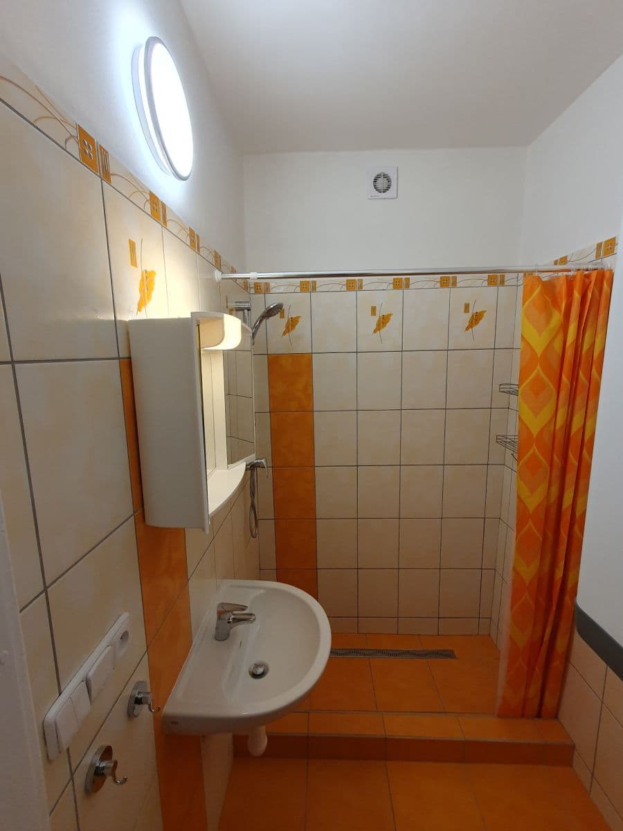 Pronájem bytu 1+1 45 m², Kralická, Praha, Praha Pronájem bytu 1+1 45 m², Kralická, Praha, Praha