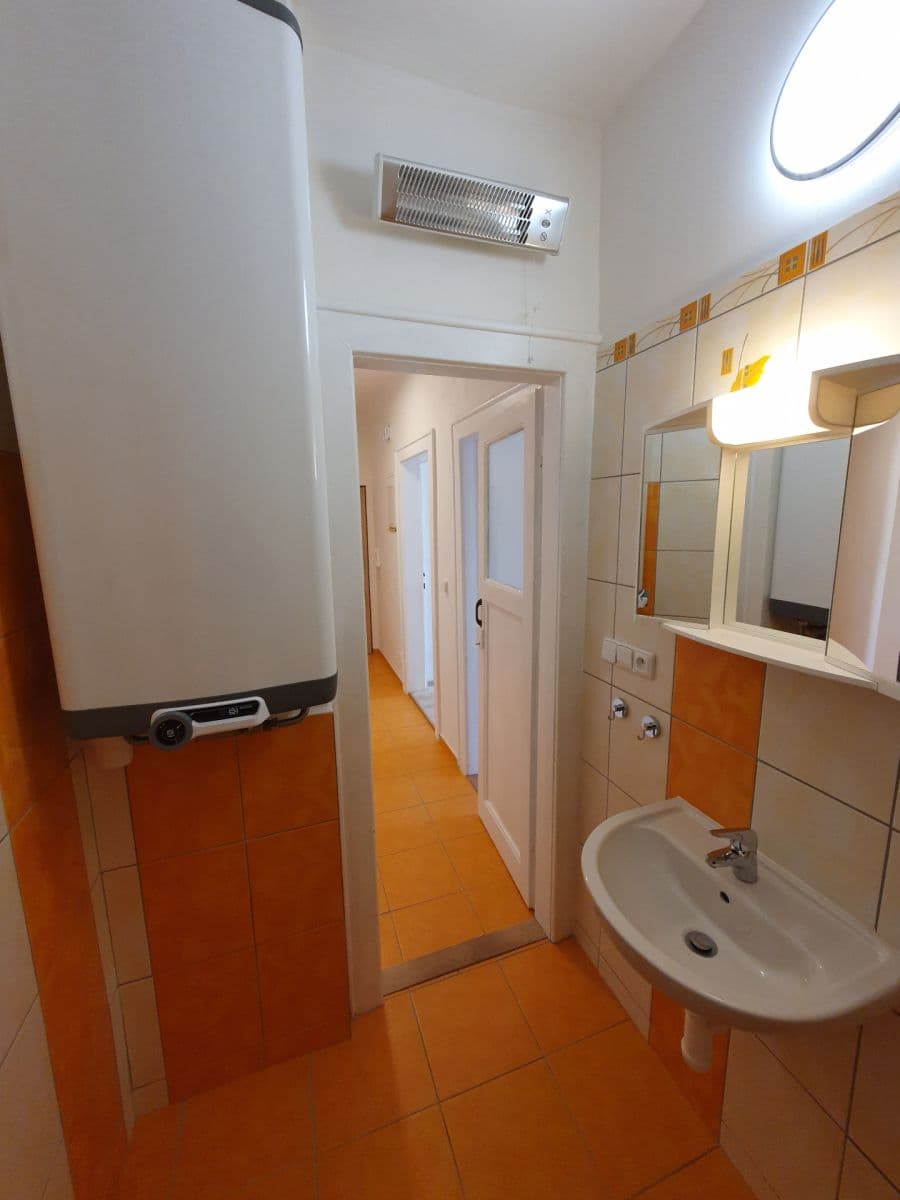 Pronájem bytu 1+1 45 m², Kralická, Praha, Praha Pronájem bytu 1+1 45 m², Kralická, Praha, Praha