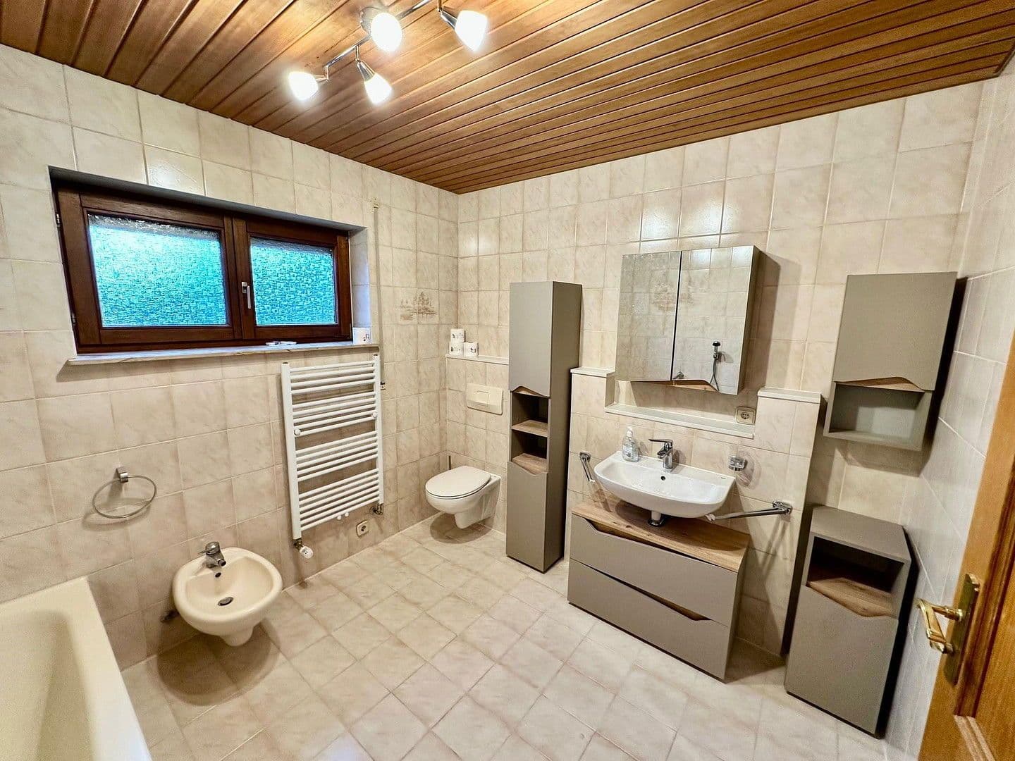 Pronájem bytu 3+kk 150 m², Aichtal, Bádensko-Württembersko Pronájem bytu 3+kk 150 m², Aichtal, Bádensko-Württembersko