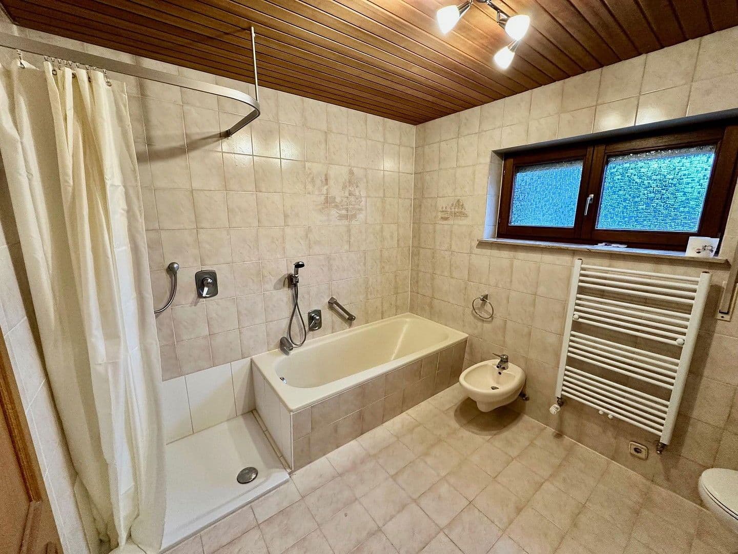 Pronájem bytu 3+kk 150 m², Aichtal, Bádensko-Württembersko Pronájem bytu 3+kk 150 m², Aichtal, Bádensko-Württembersko