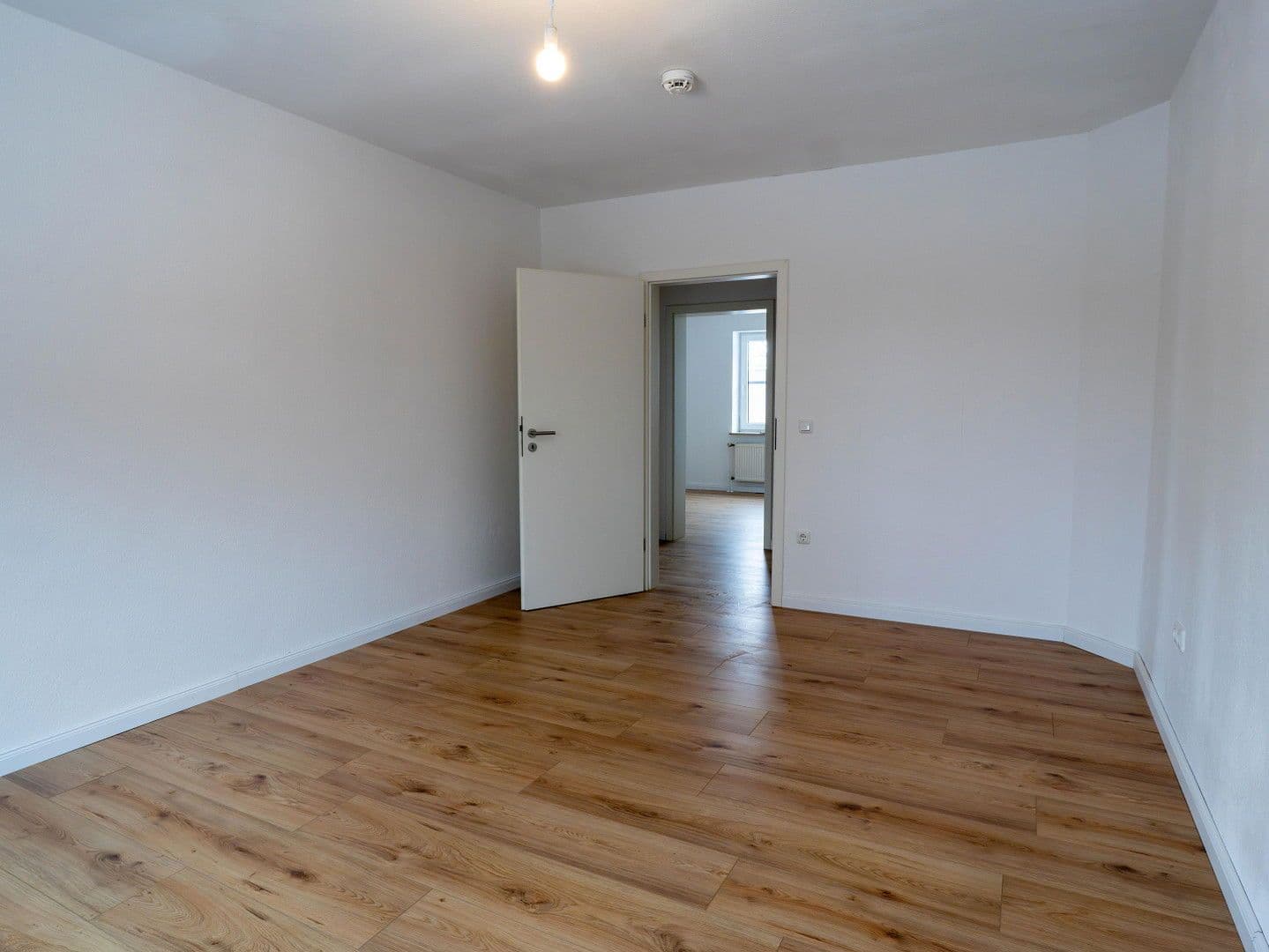 Pronájem bytu 4+1 90 m², Grasseler Straße 90, Braunschweig, Dolní Sasko Pronájem bytu 4+1 90 m², Grasseler Straße 90, Braunschweig, Dolní Sasko