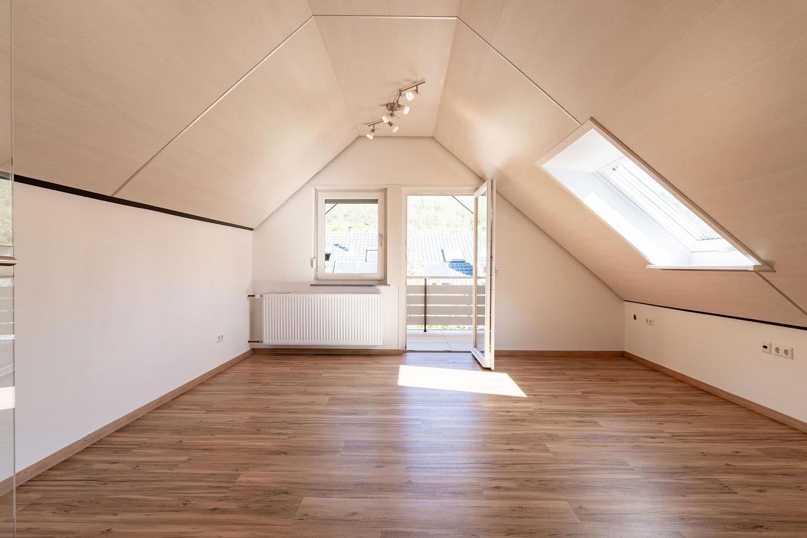 Pronájem bytu 4+1 88 m², Altenstrasse 70, Annweiler am Trifels, Porýní-Falc Pronájem bytu 4+1 88 m², Altenstrasse 70, Annweiler am Trifels, Porýní-Falc