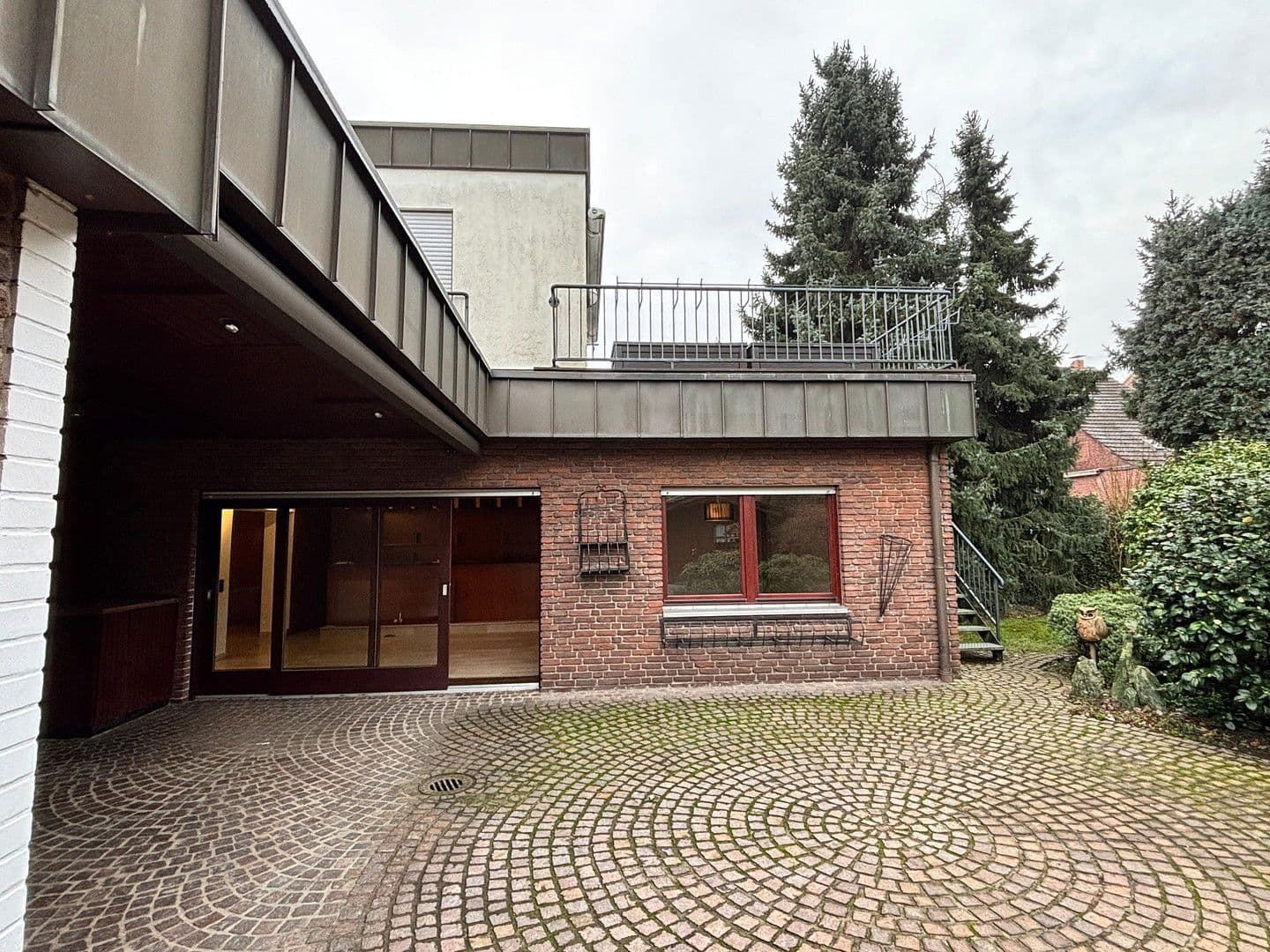 Prodej domu 273 m², pozemek 1.278 m², Oberhausen, Severní Porýní-Vestfálsko Prodej domu 273 m², pozemek 1.278 m², Oberhausen, Severní Porýní-Vestfálsko