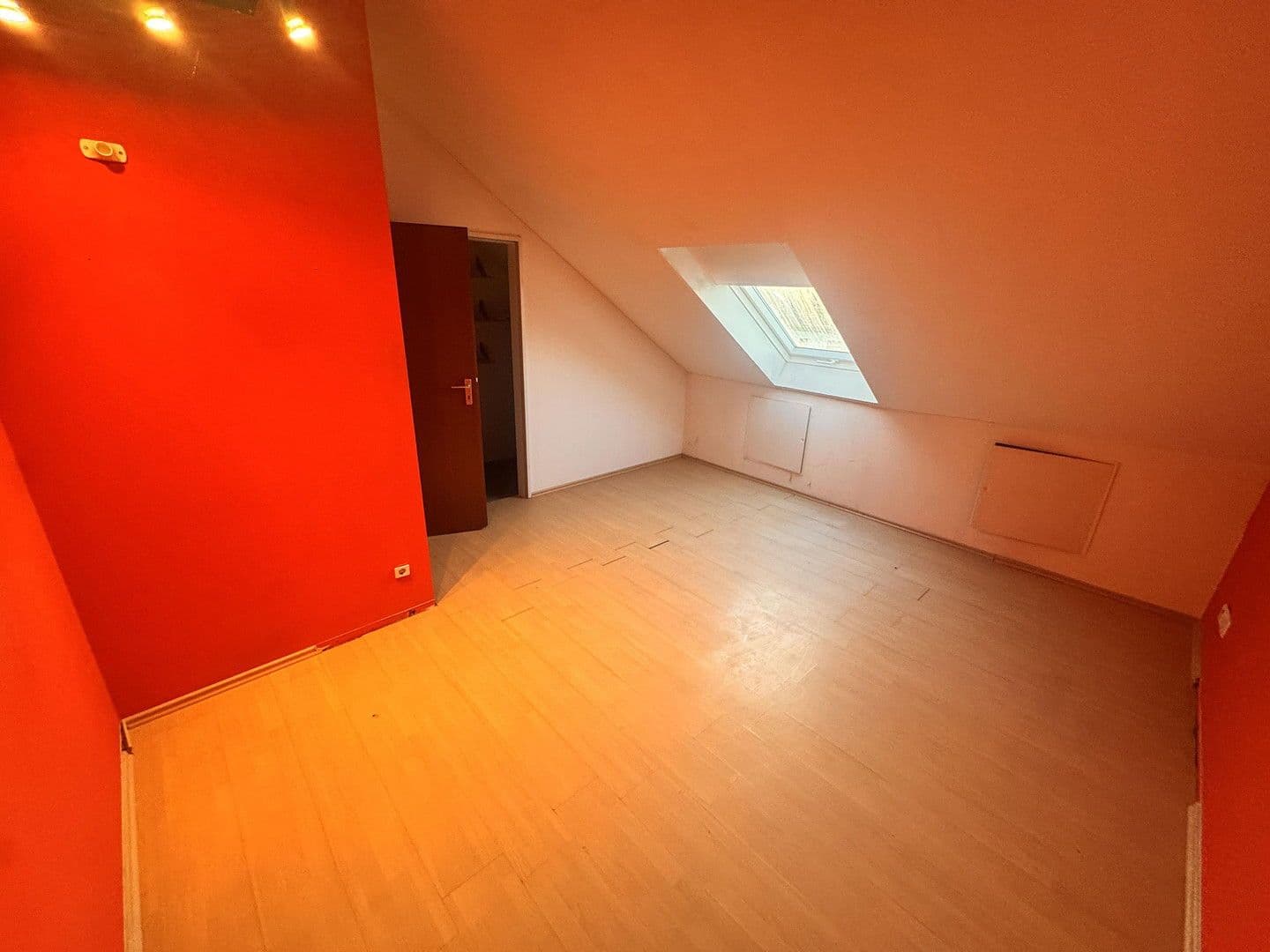 Prodej domu 127 m², pozemek 189 m², Düsseldorf, Severní Porýní-Vestfálsko Prodej domu 127 m², pozemek 189 m², Düsseldorf, Severní Porýní-Vestfálsko