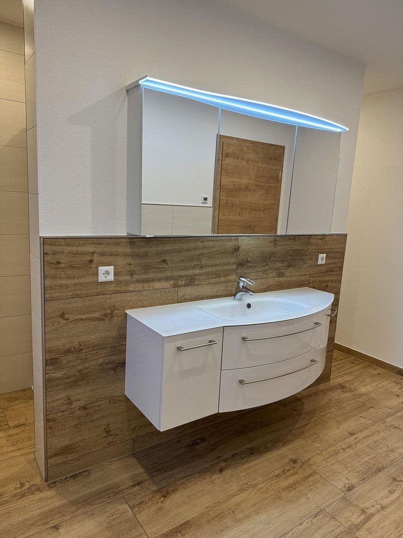 Prodej domu 227 m², pozemek 639 m², Laupheim, Bádensko-Württembersko Prodej domu 227 m², pozemek 639 m², Laupheim, Bádensko-Württembersko