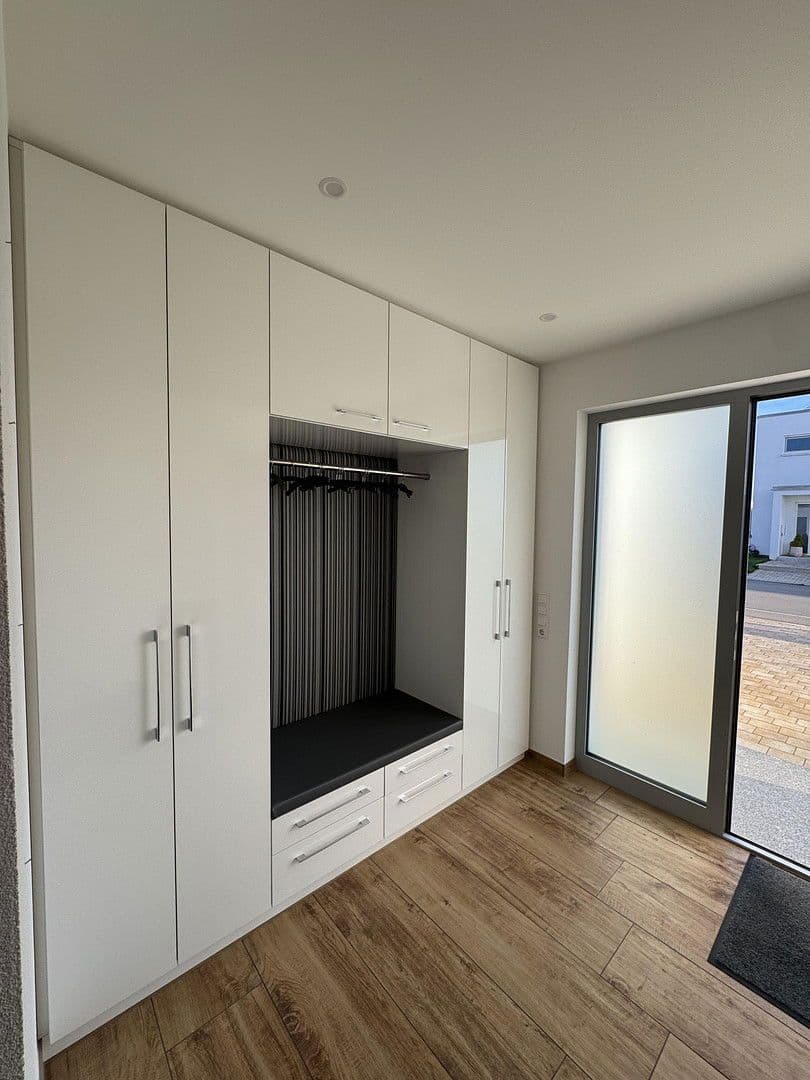 Prodej domu 227 m², pozemek 639 m², Laupheim, Bádensko-Württembersko Prodej domu 227 m², pozemek 639 m², Laupheim, Bádensko-Württembersko