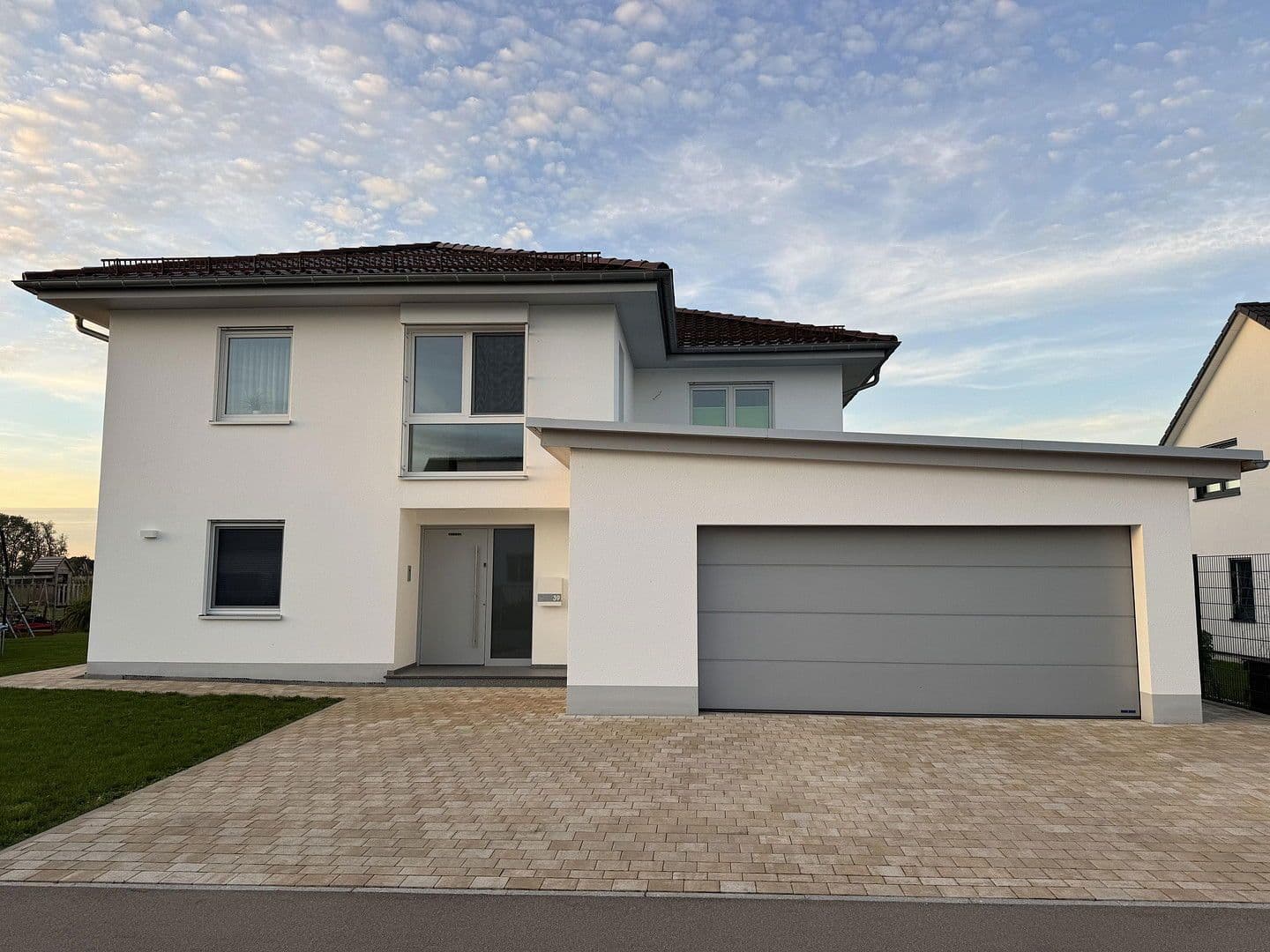 Prodej domu 227 m², pozemek 639 m², Laupheim, Bádensko-Württembersko Prodej domu 227 m², pozemek 639 m², Laupheim, Bádensko-Württembersko