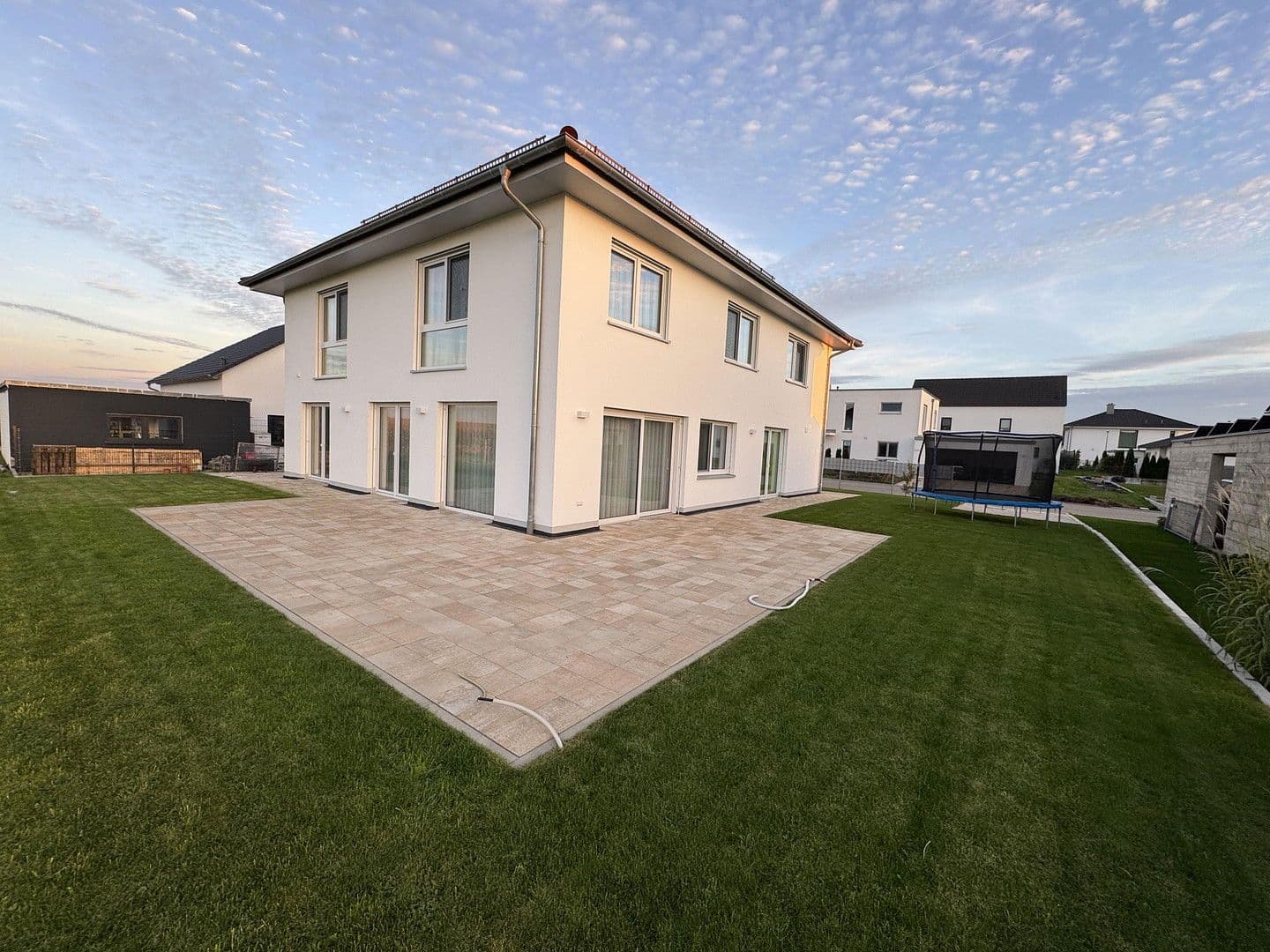 Prodej domu 227 m², pozemek 639 m², Laupheim, Bádensko-Württembersko Prodej domu 227 m², pozemek 639 m², Laupheim, Bádensko-Württembersko