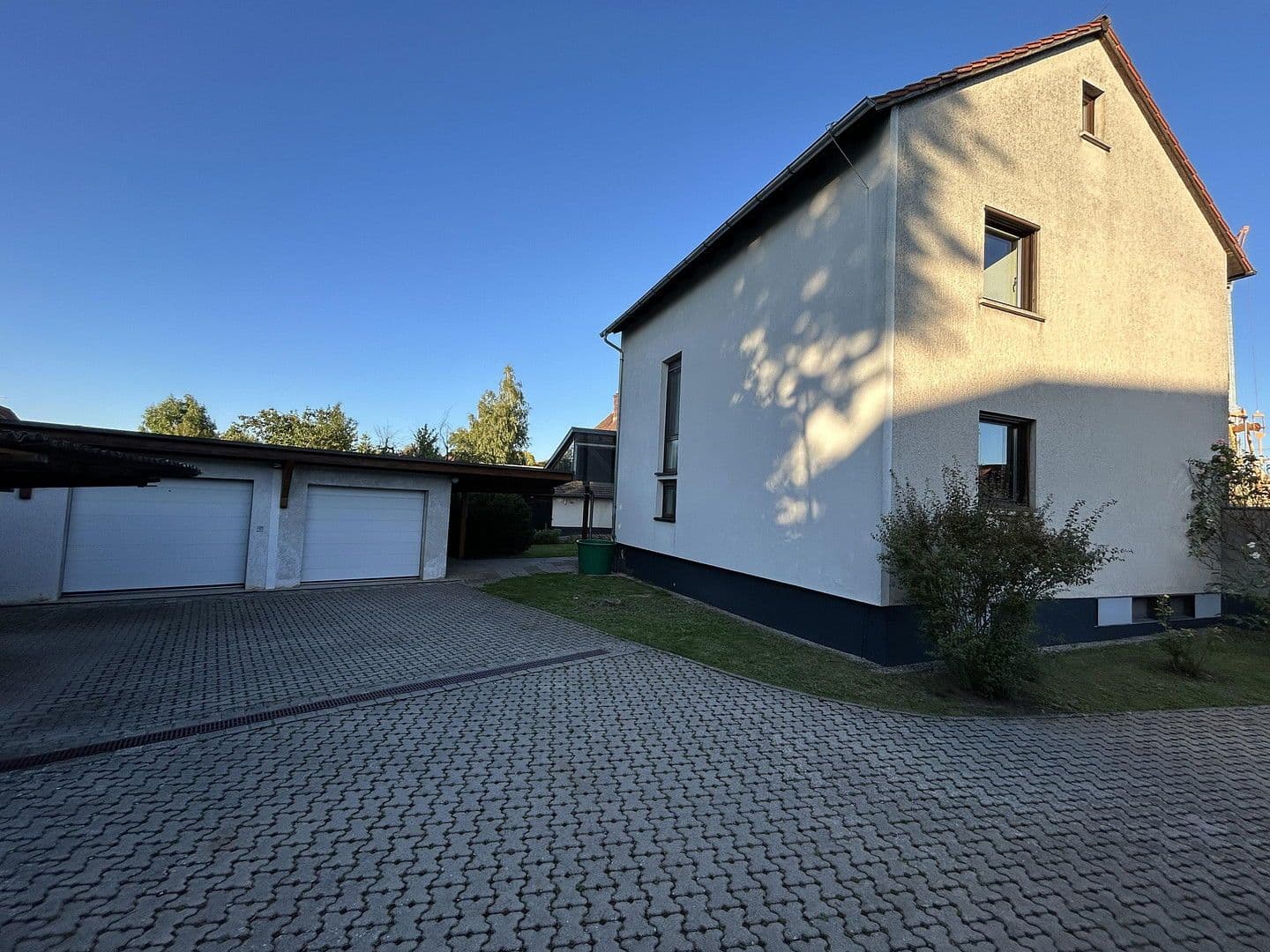 Prodej domu 118 m², pozemek 942 m², Ansbacher Straße 42A, Markt Erlbach, Bavorsko Prodej domu 118 m², pozemek 942 m², Ansbacher Straße 42A, Markt Erlbach, Bavorsko