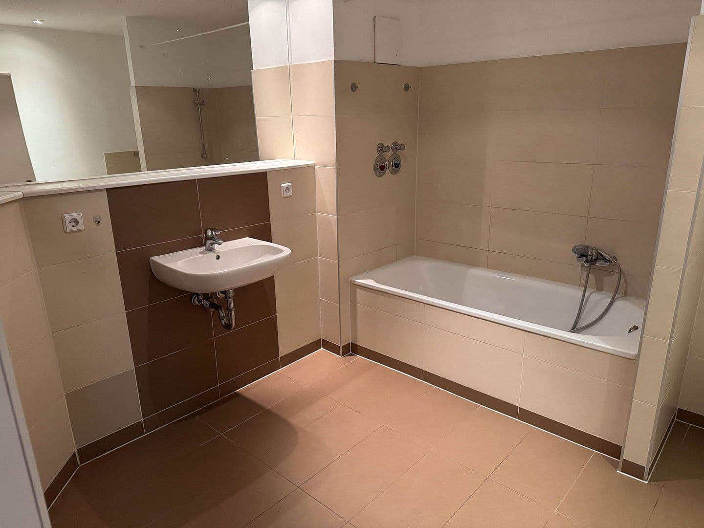 Prodej bytu 3+1 100 m², Kolberger Straße 11, Berlin, Berlín Prodej bytu 3+1 100 m², Kolberger Straße 11, Berlin, Berlín